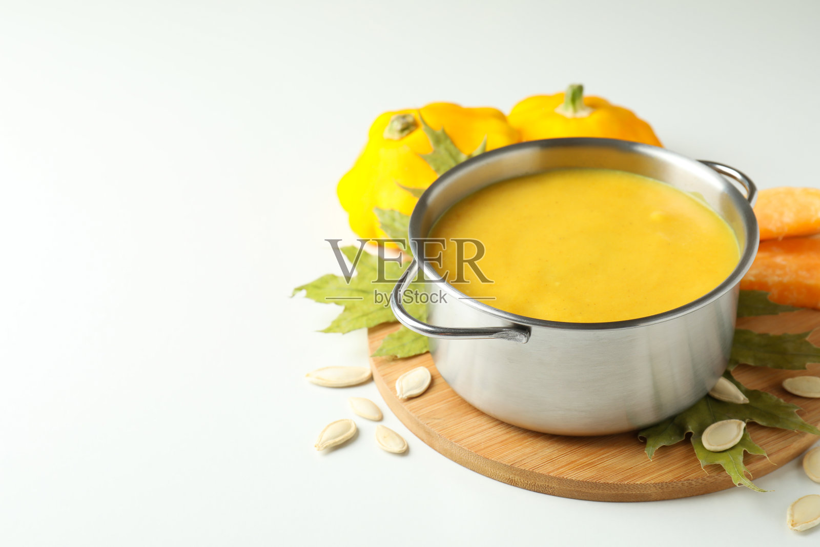白底南瓜汤和配料锅照片摄影图片