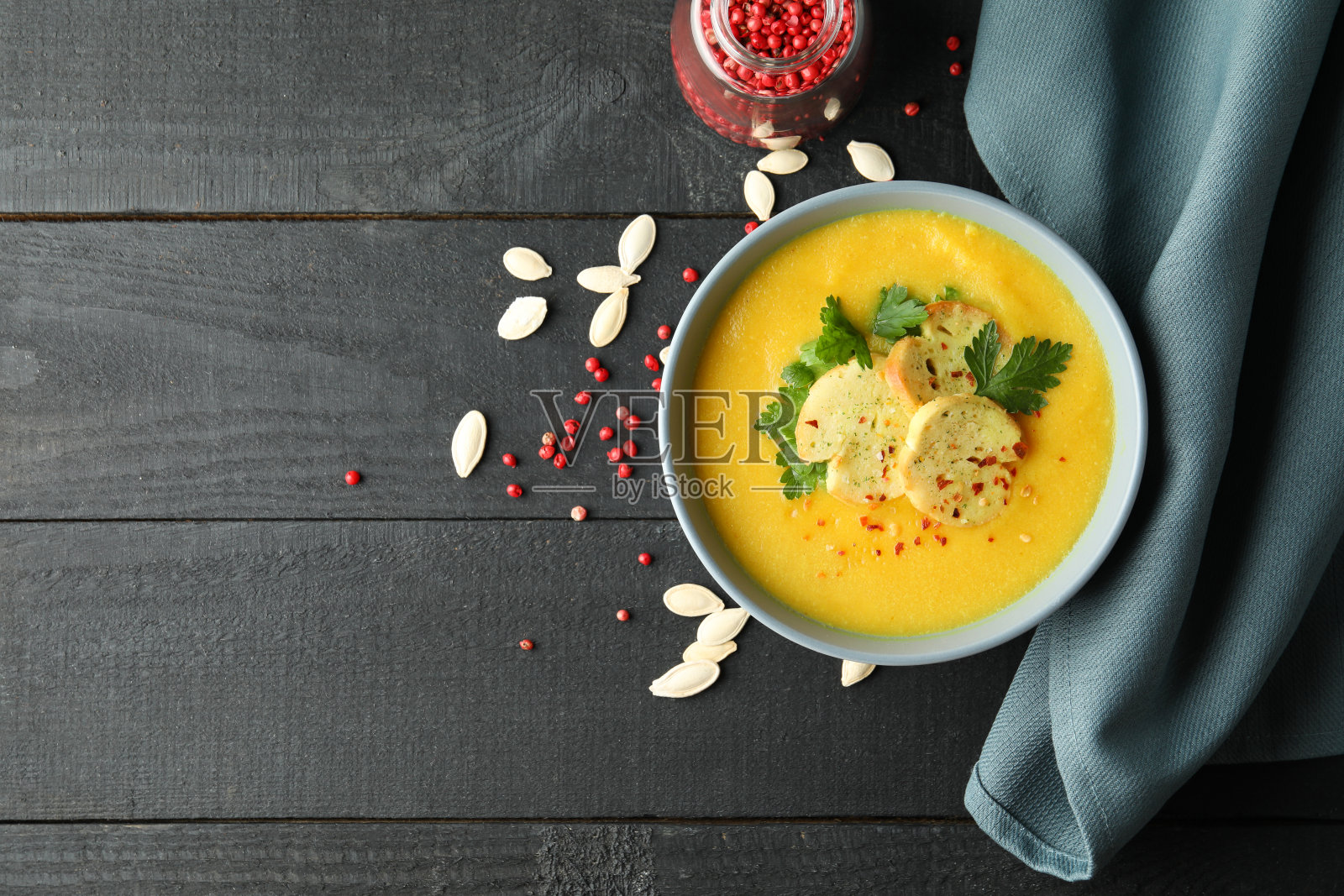 木质餐桌上南瓜汤的美味食物概念照片摄影图片