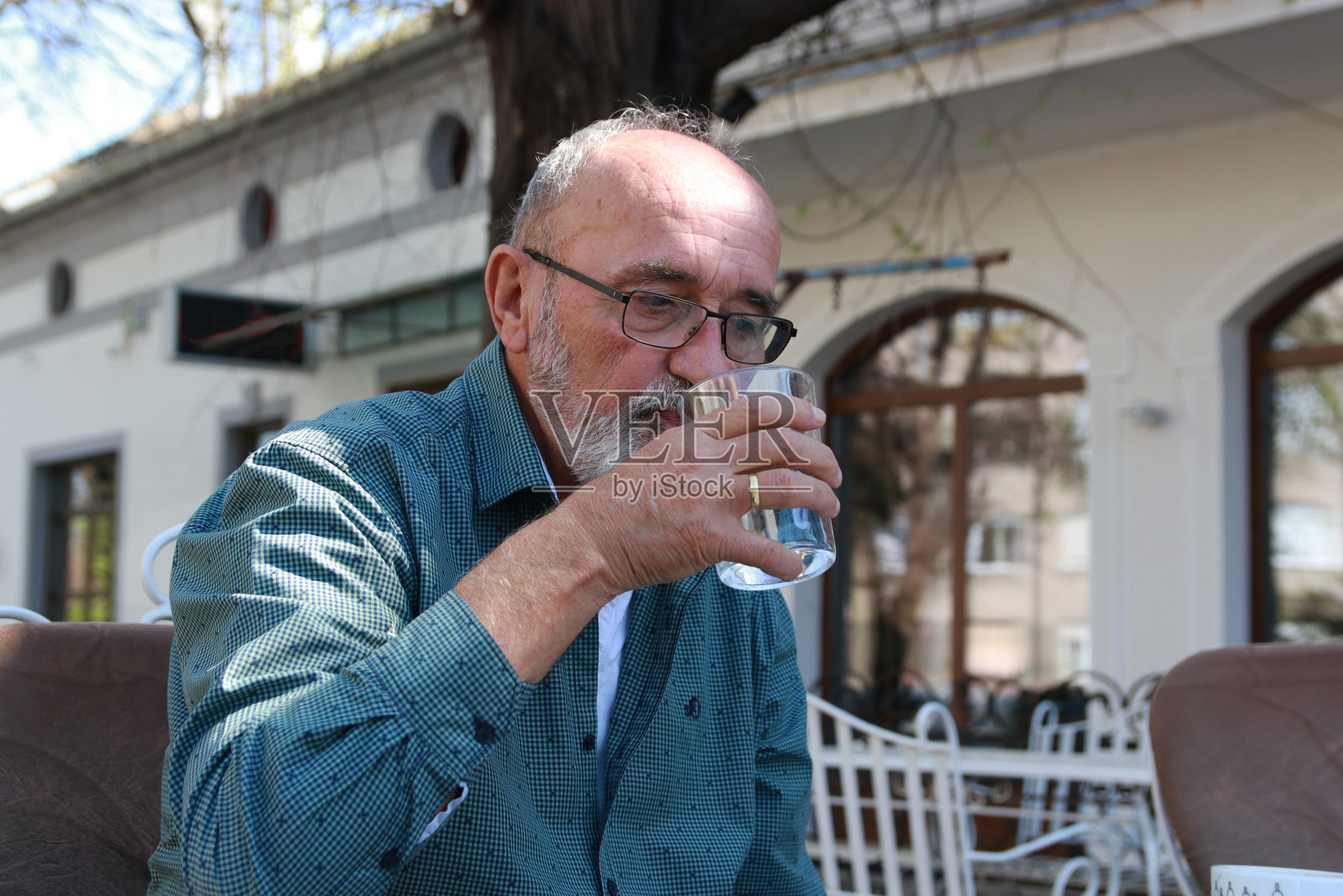 在咖啡店工作的资深商人照片摄影图片