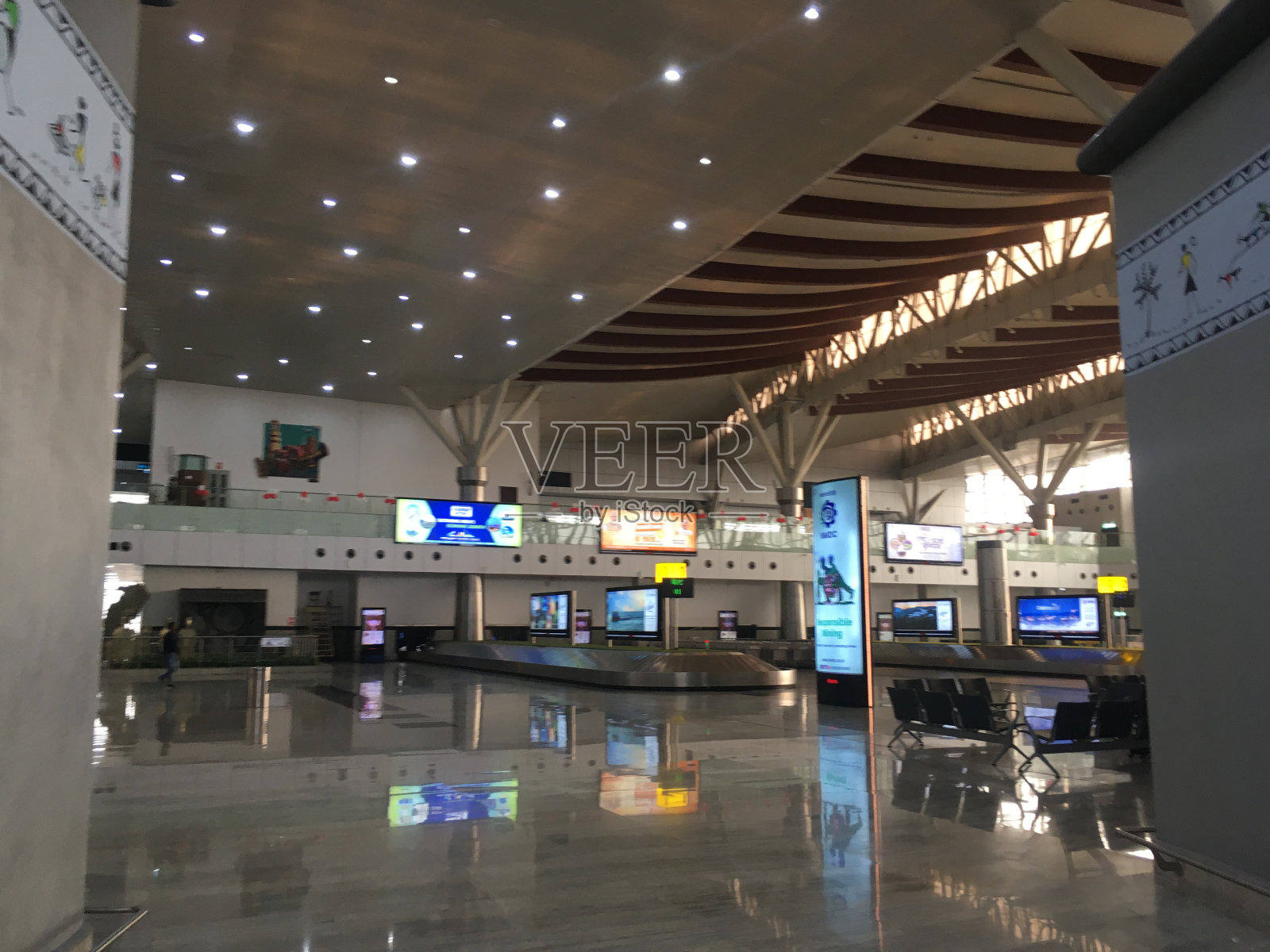 印度赖布尔斯瓦米维韦卡南达机场到达大厅的行李传送带照片摄影图片