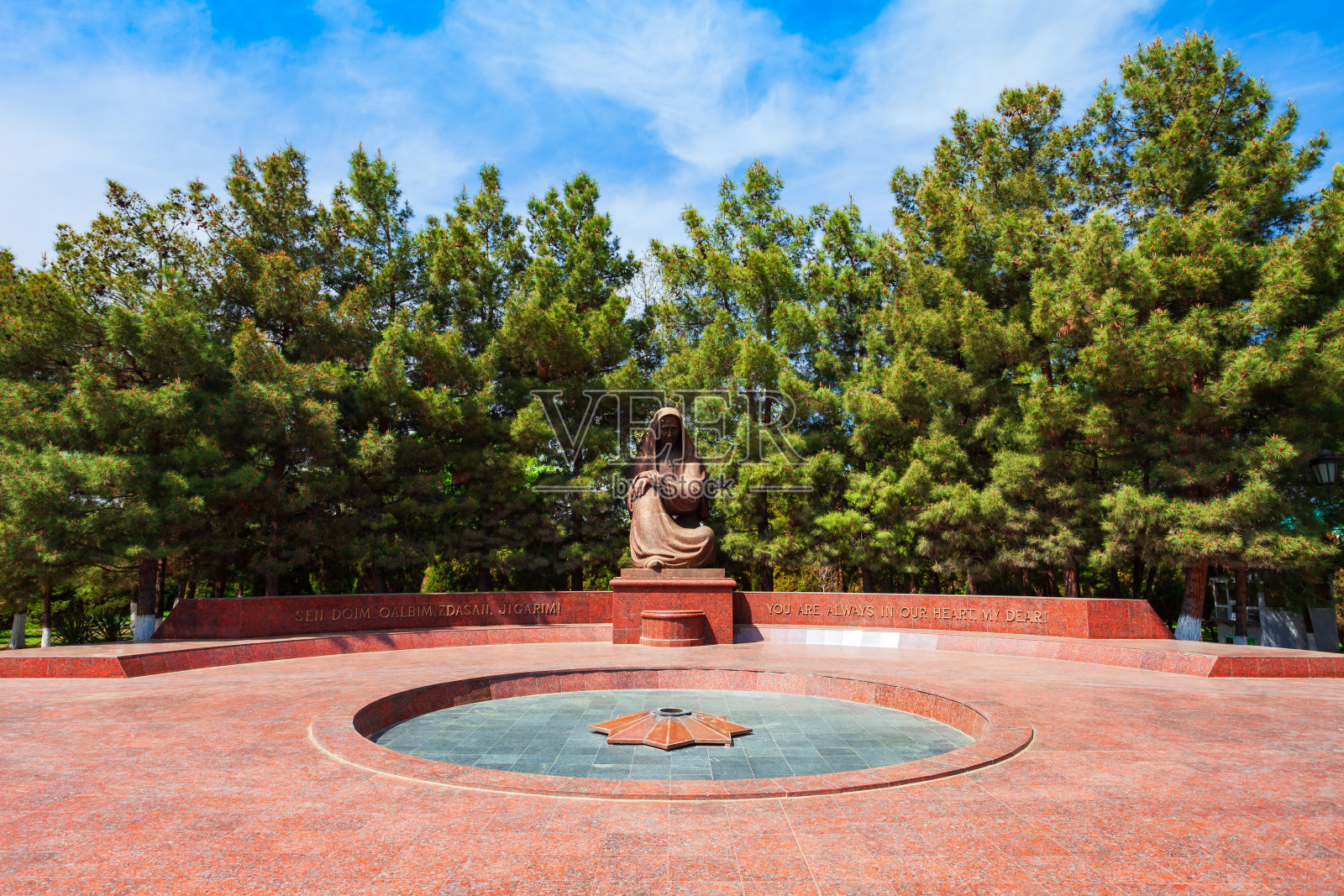 撒马尔罕，悼念战争母亲纪念碑照片摄影图片