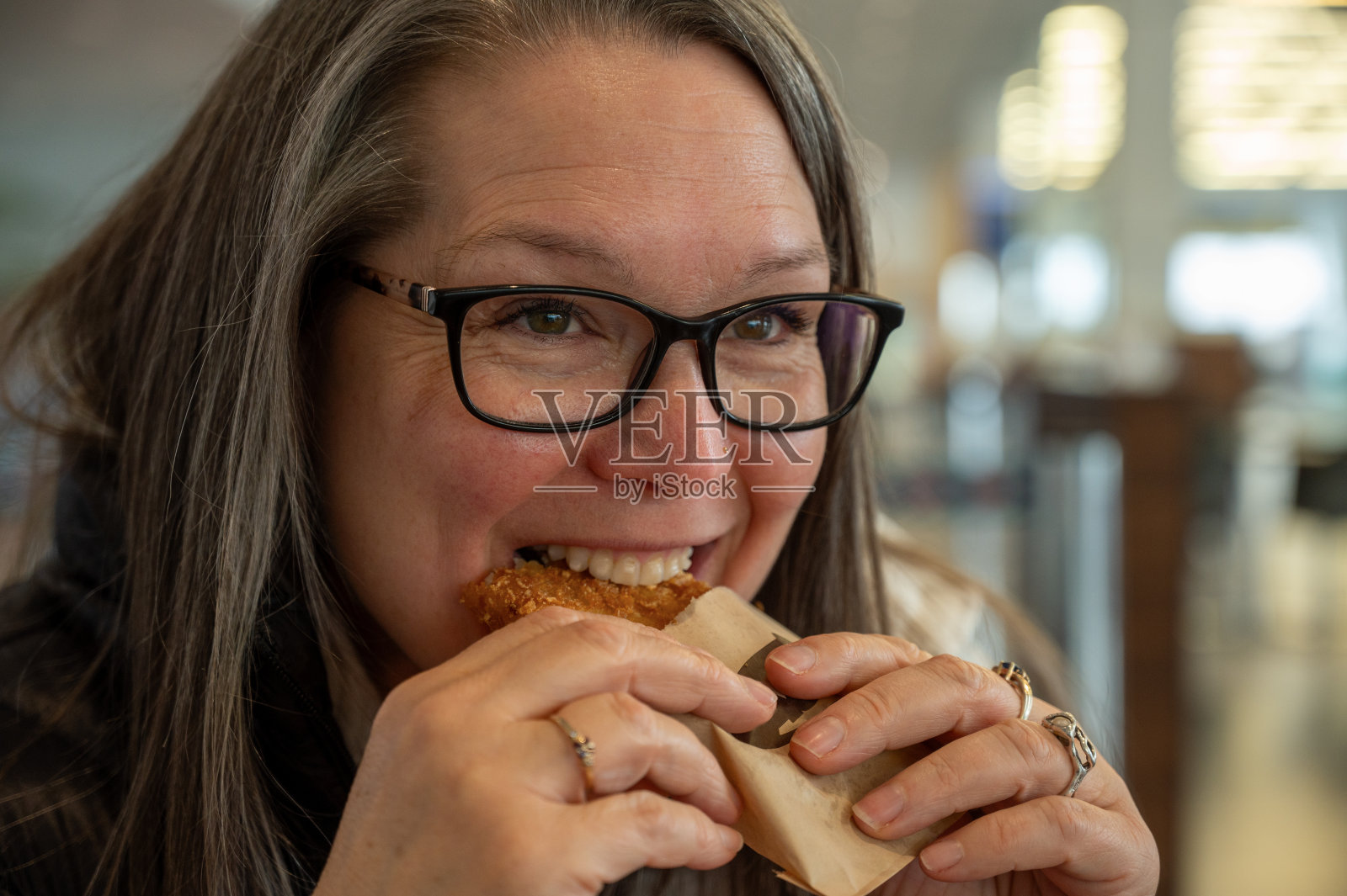 美丽成熟的女人在吃照片摄影图片