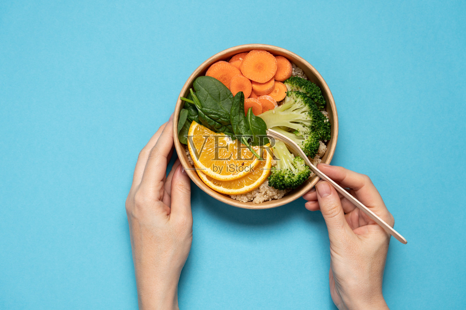 外卖食品沙拉佛陀碗在圆形纸板容器照片摄影图片