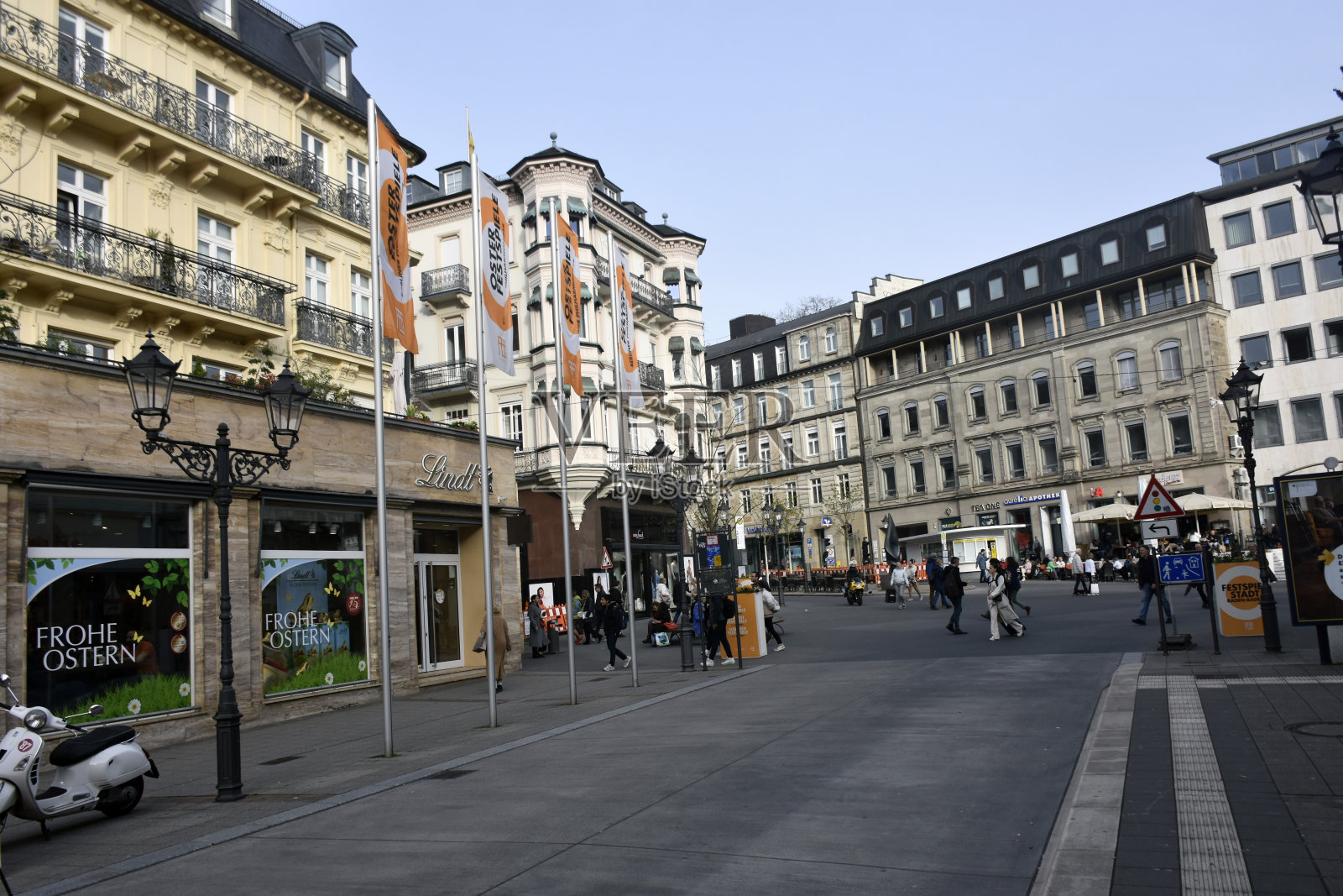 巴登巴登老城位于德国符腾堡州商业区，人、零售商店照片摄影图片