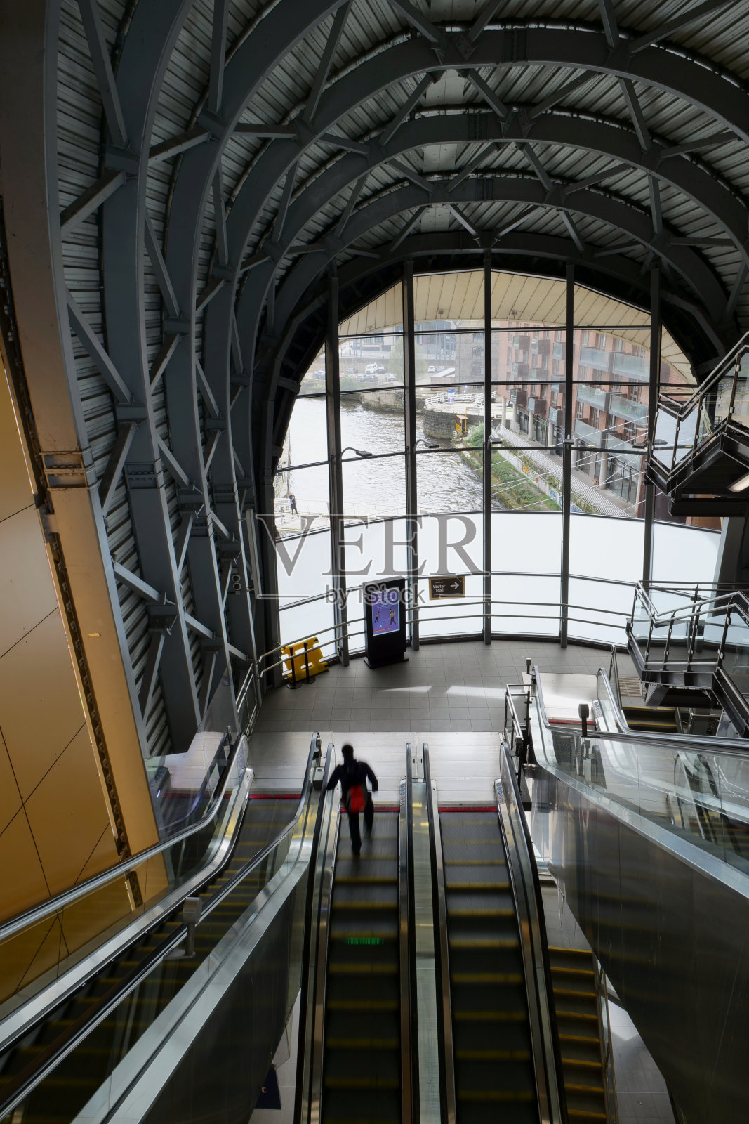 利兹火车站内部南入口自动扶梯照片摄影图片