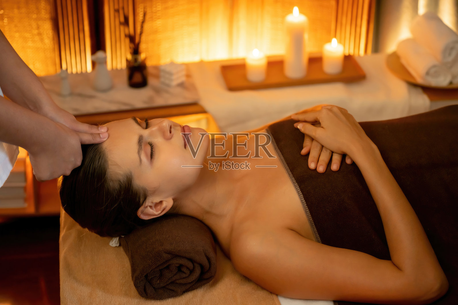 享受放松抗压力头部按摩的高加索女性。静照片摄影图片