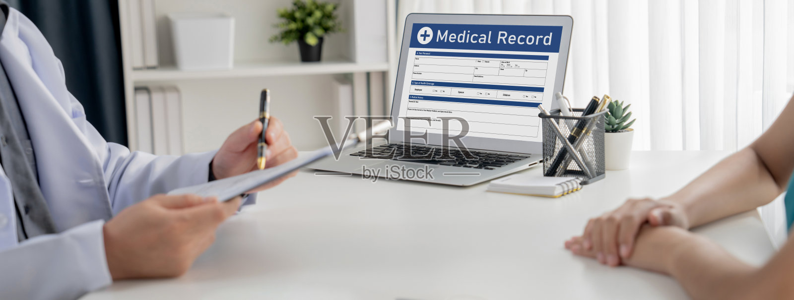 聚焦的笔记本电脑显示医疗报告在模糊的医生办公室。刚性照片摄影图片