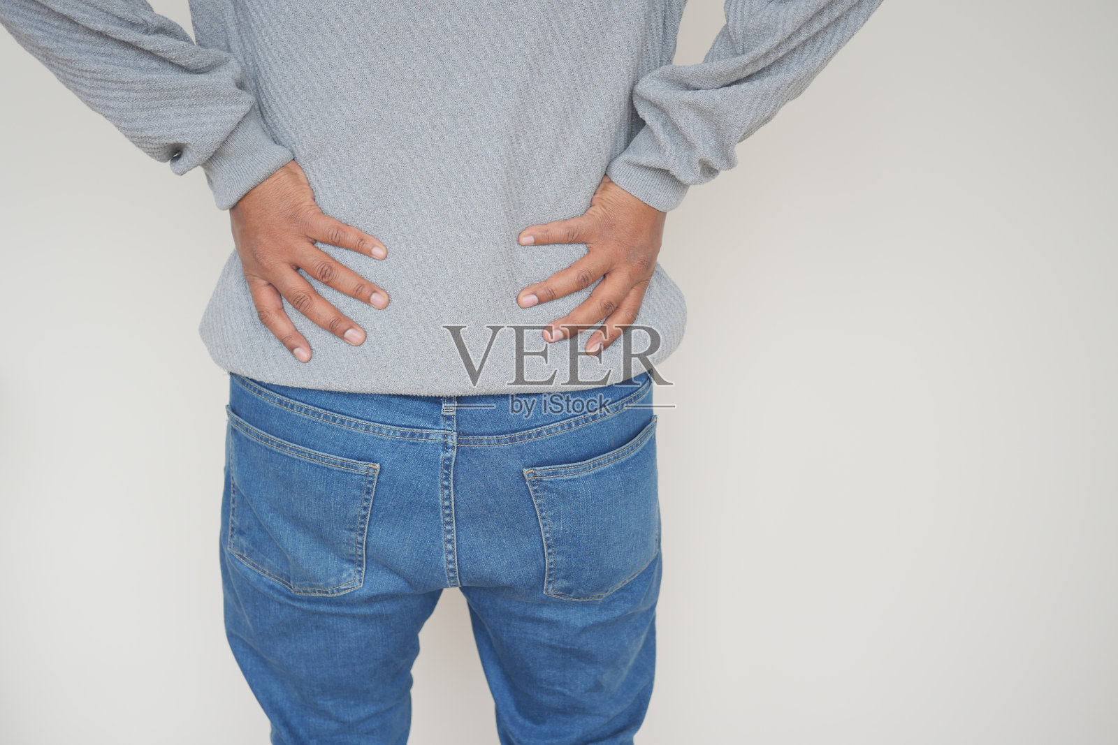 背部疼痛的年轻人近距离观看照片摄影图片