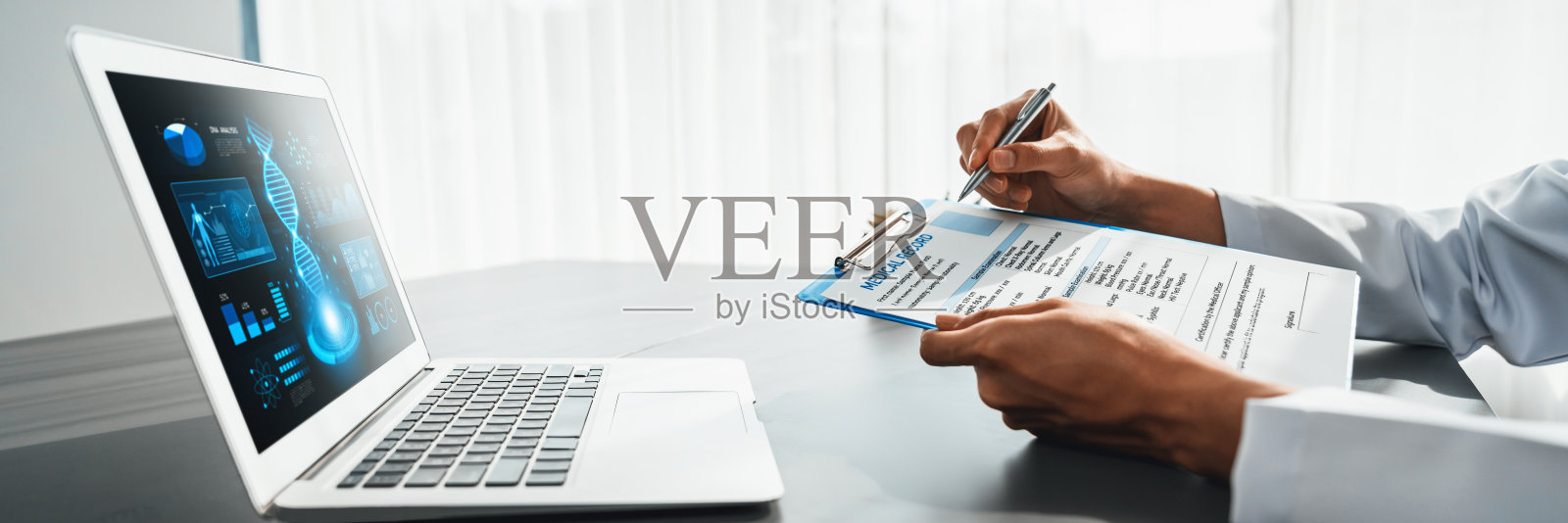 用笔记本电脑研究DNA研究中的遗传病的医生。近代照片摄影图片