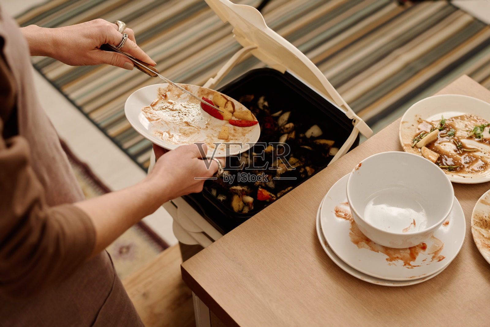 女孩扔有机食品的残羹剩饭照片摄影图片
