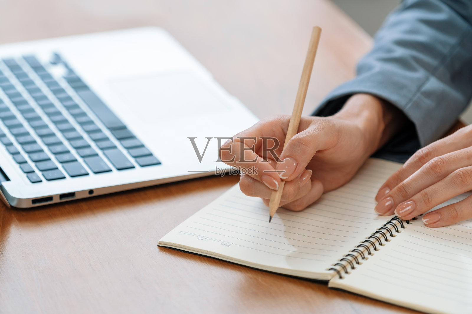 女商人在工作桌上做笔记。快乐无忧的照片摄影图片