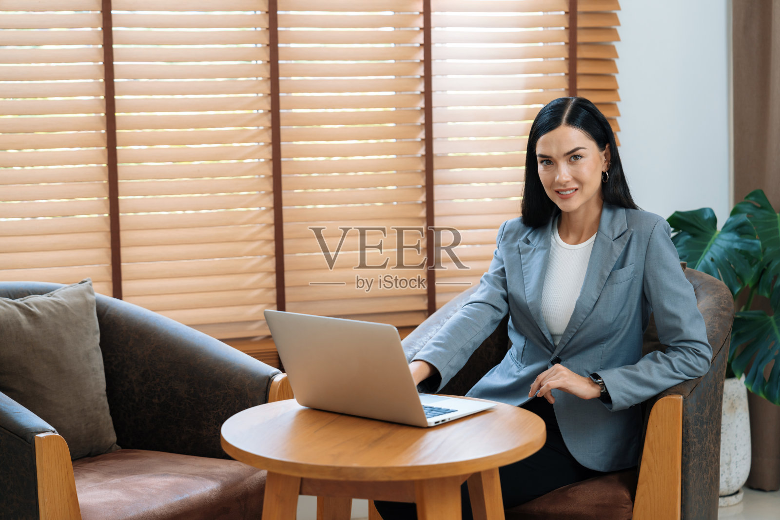 快乐微笑的女心理学家画像照片摄影图片