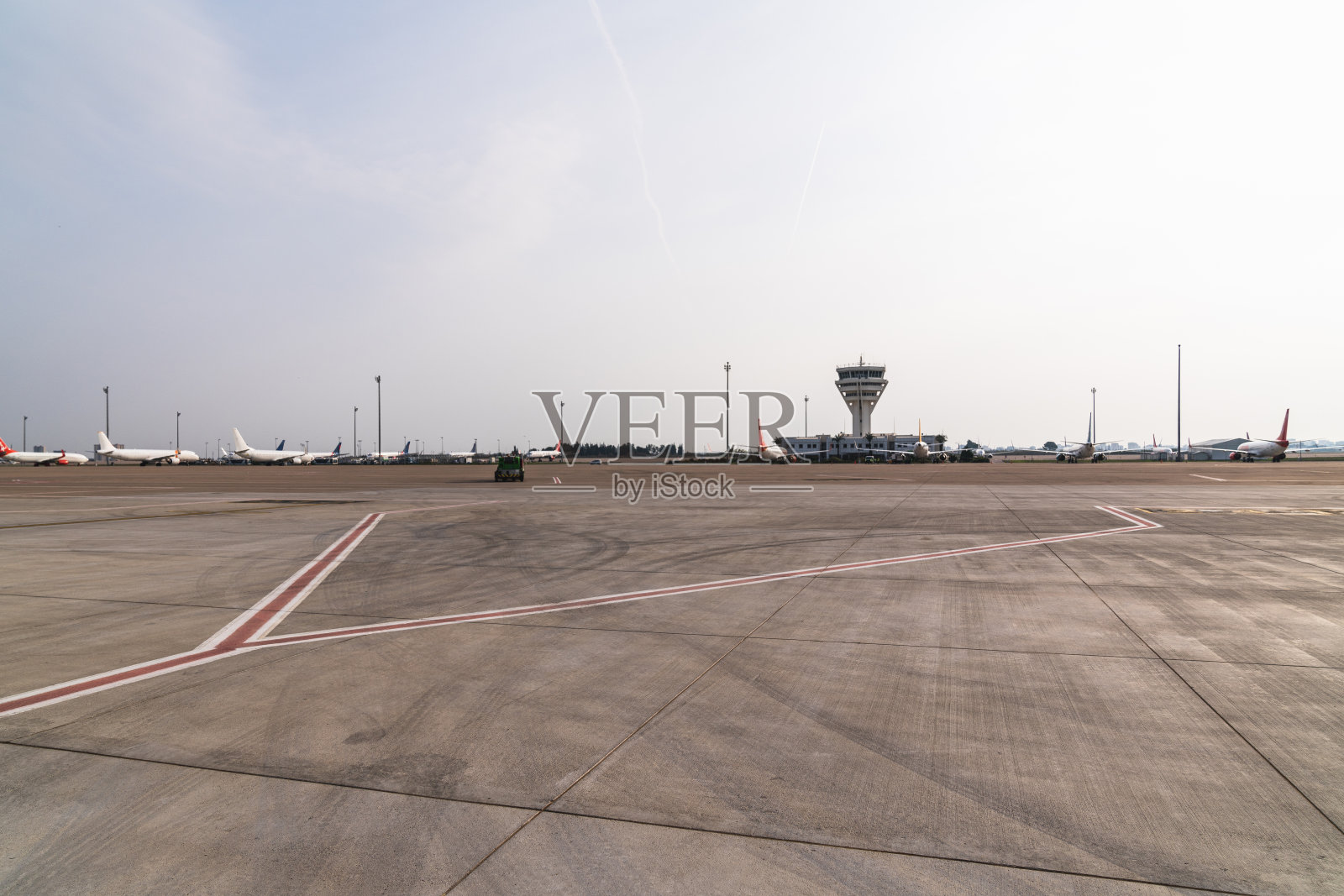 机场在停机坪的观点，许多飞机是在停机坪水平照片-斯托克görsel照片摄影图片