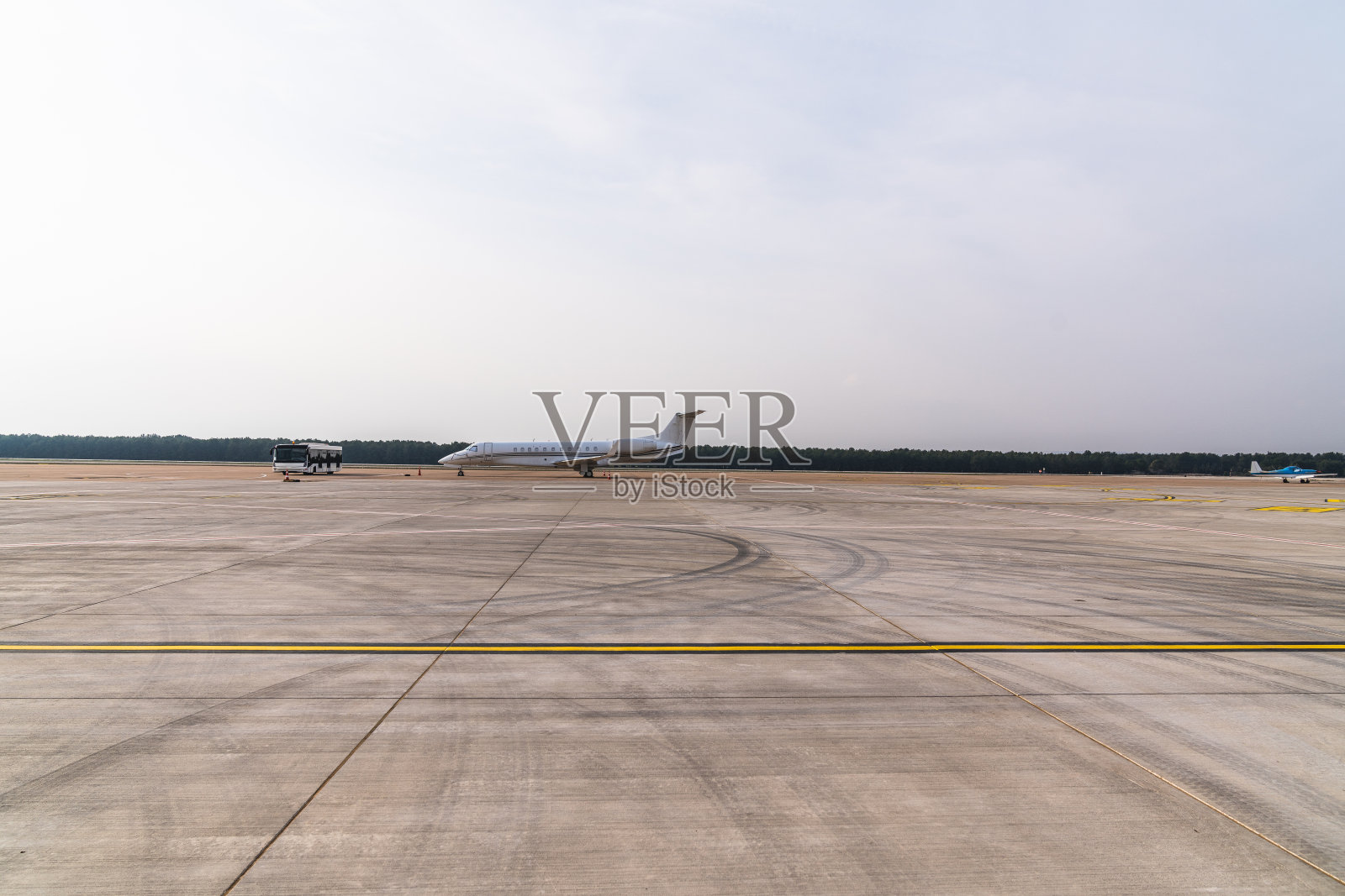 机场在停机坪的观点，许多飞机是在停机坪水平照片-斯托克görsel照片摄影图片