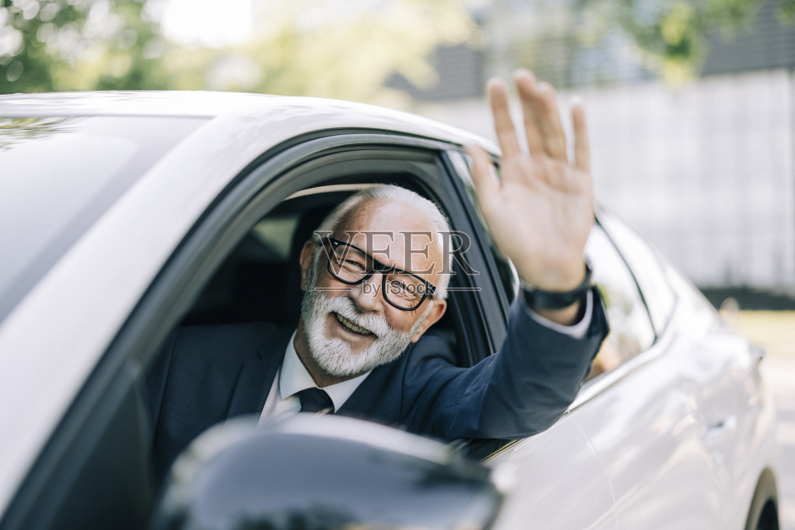 西装革履的帅气老人开着车微笑着照片摄影图片