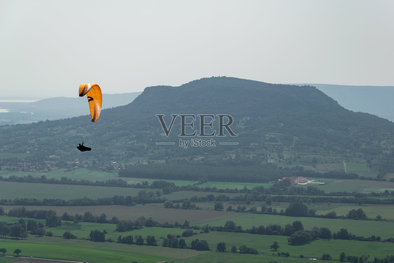 滑翔伞正在巴拉顿高地飞行照片摄影图片