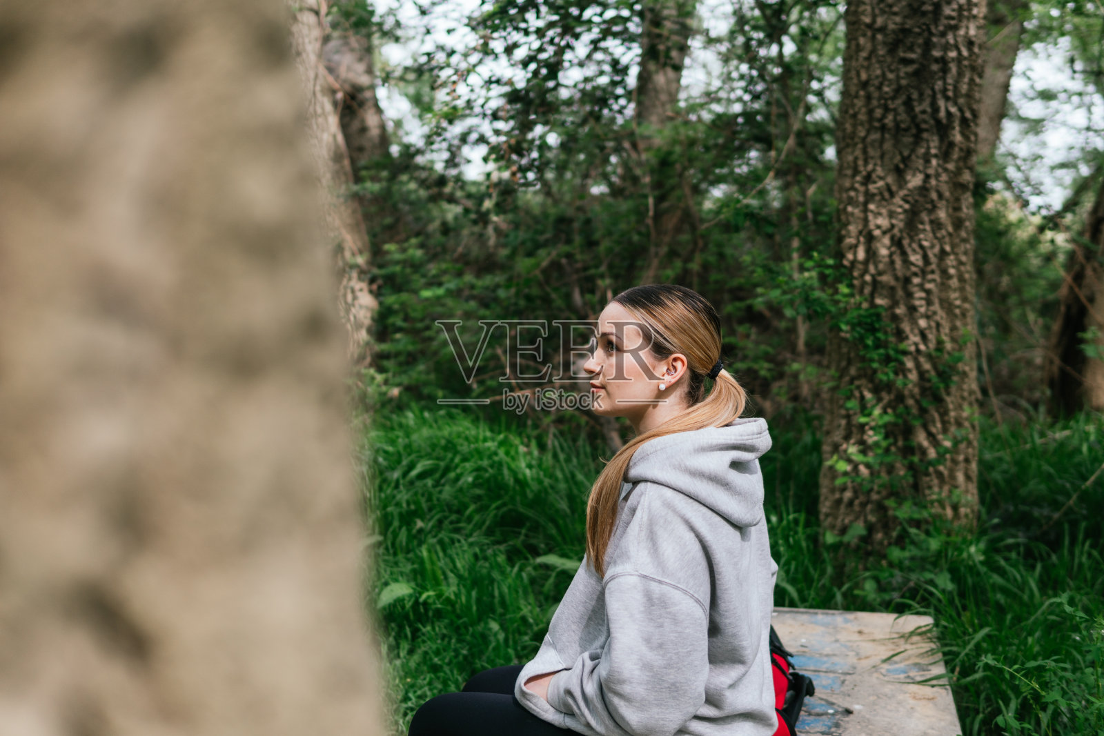徒步旅行者在茂密的森林中休息照片摄影图片