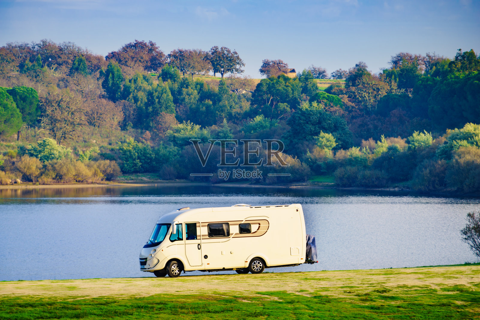 湖边的房车。秋天的时间。照片摄影图片