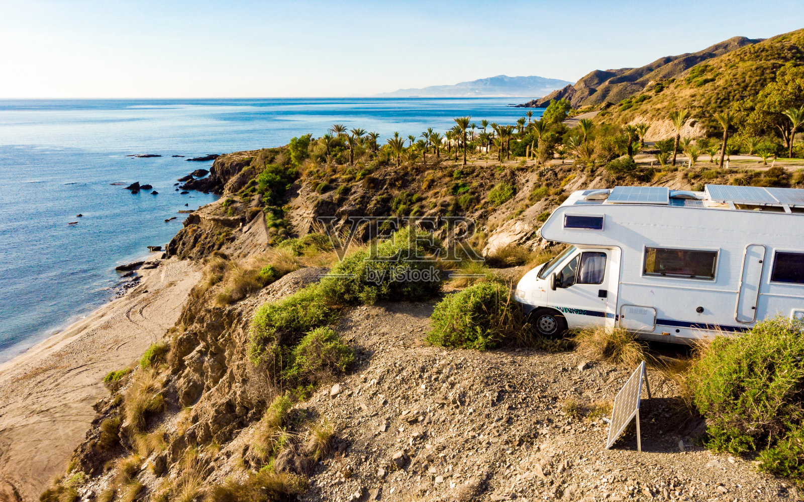 西班牙，房车在海边露营。照片摄影图片