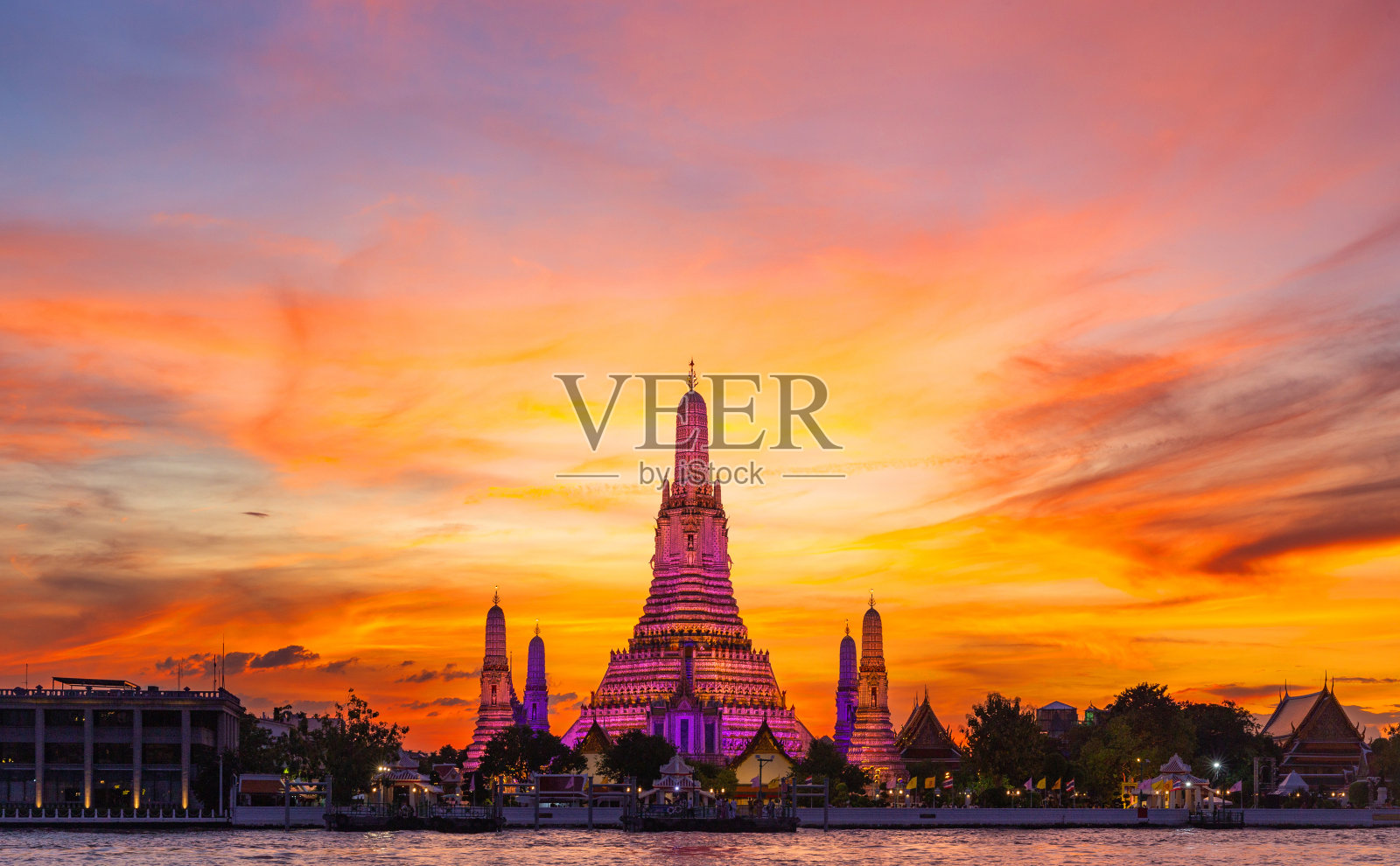 Wat Arun Ratchawararam Ratchawaramahawihan在泰国曼谷的日落。照片摄影图片
