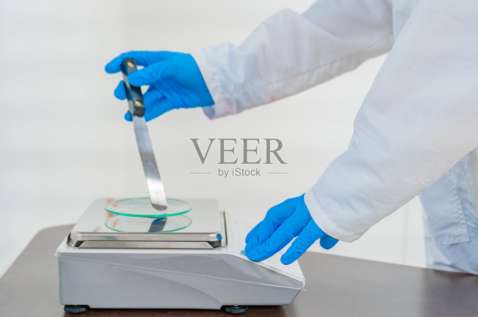 在科学实验室工作的人的手，正在使用砝码照片摄影图片