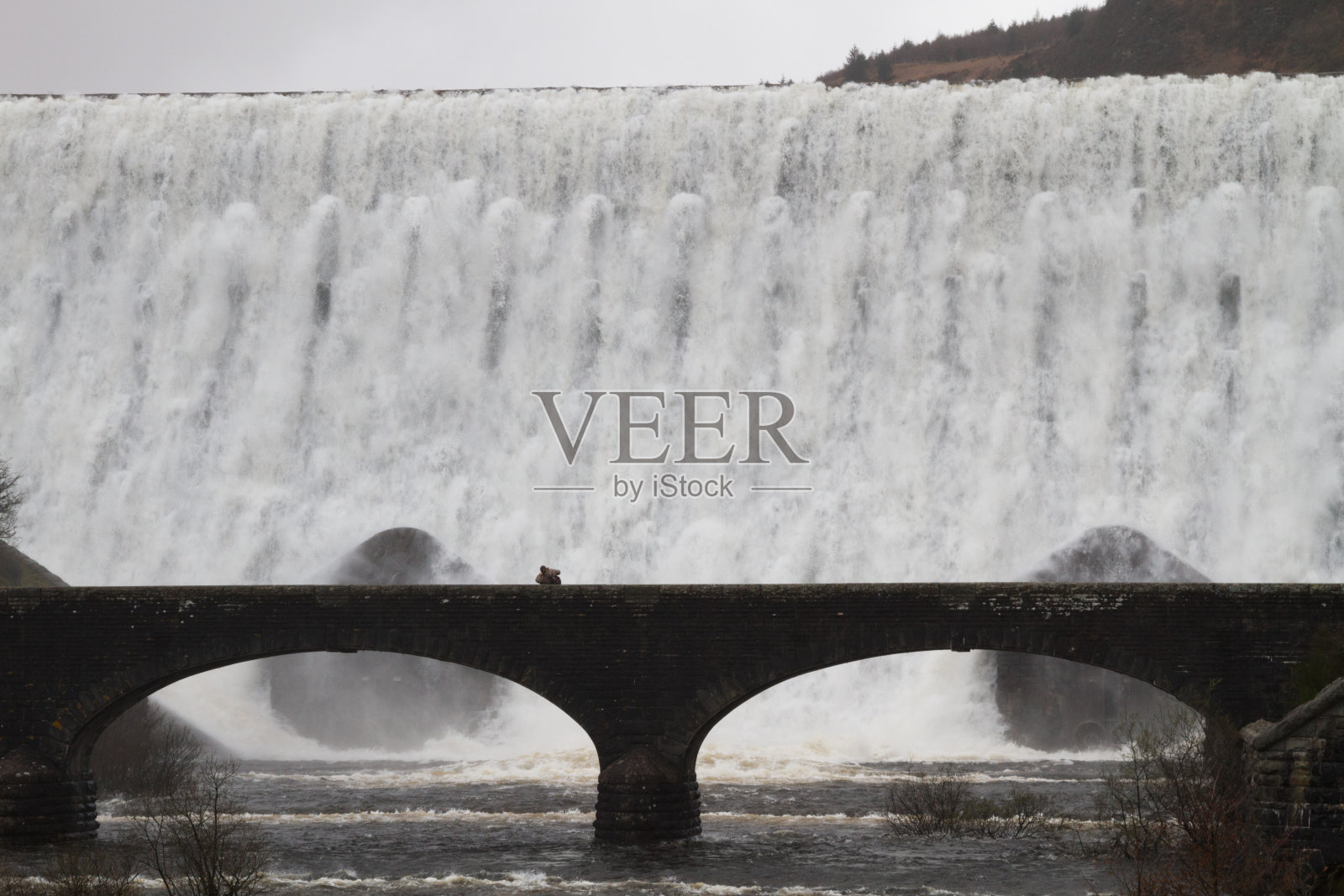 英国天气:伊兰谷大坝溢流。照片摄影图片