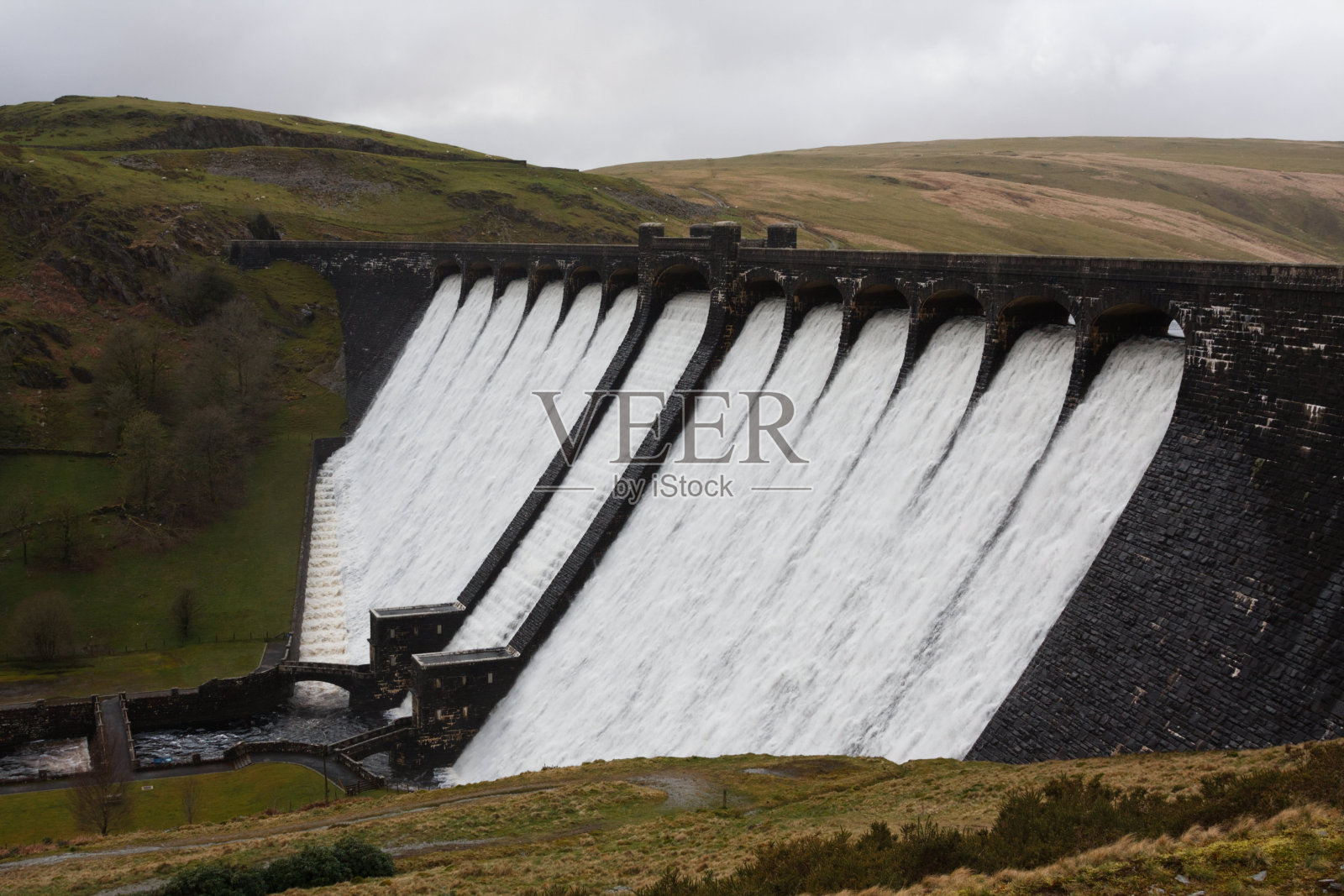英国天气:伊兰谷大坝溢流。照片摄影图片