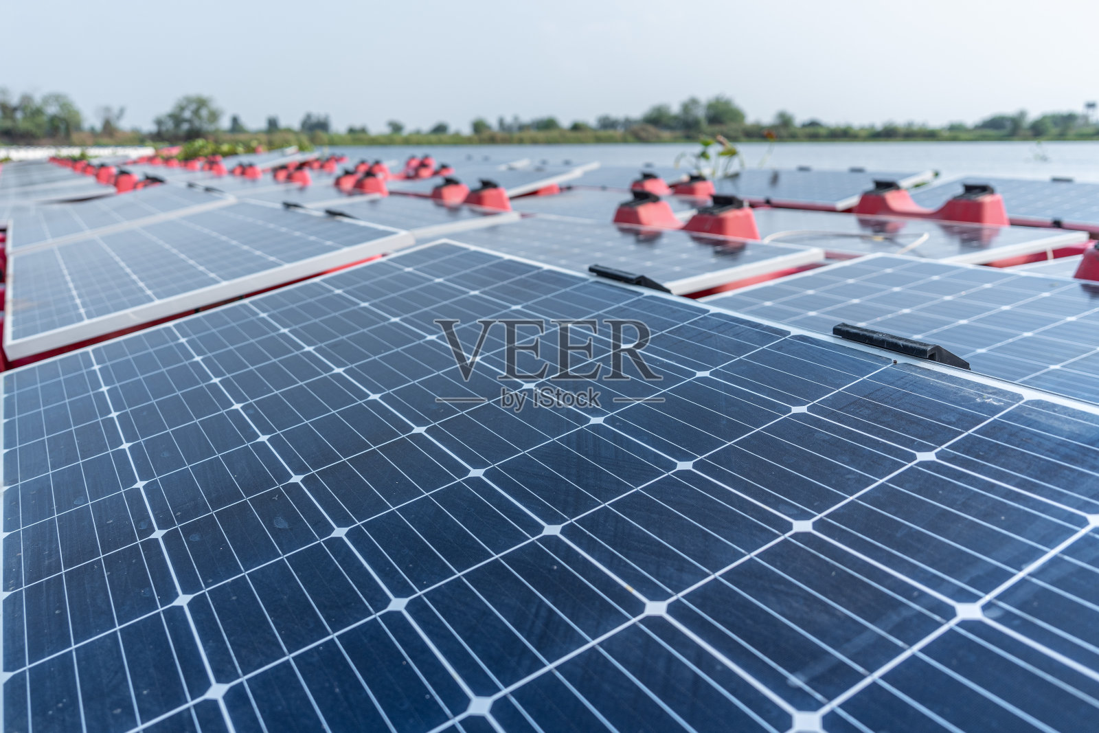 湖面上漂浮的太阳能电池板。太阳光下的太阳能电池板。未来生活的清洁能源。工业可再生能源的绿色动力。照片摄影图片