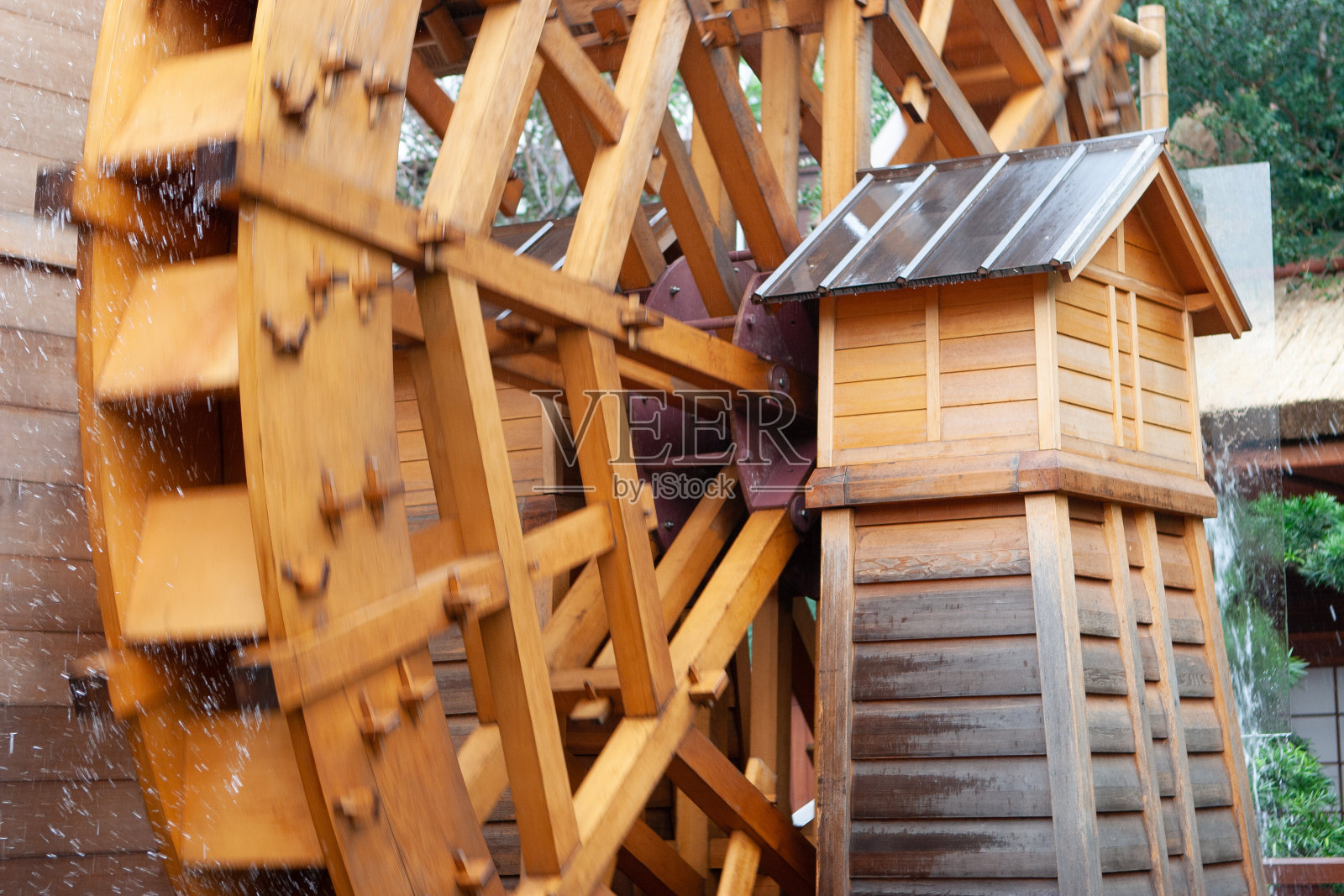 磨坊的轮子在水流下转动，照片摄影图片