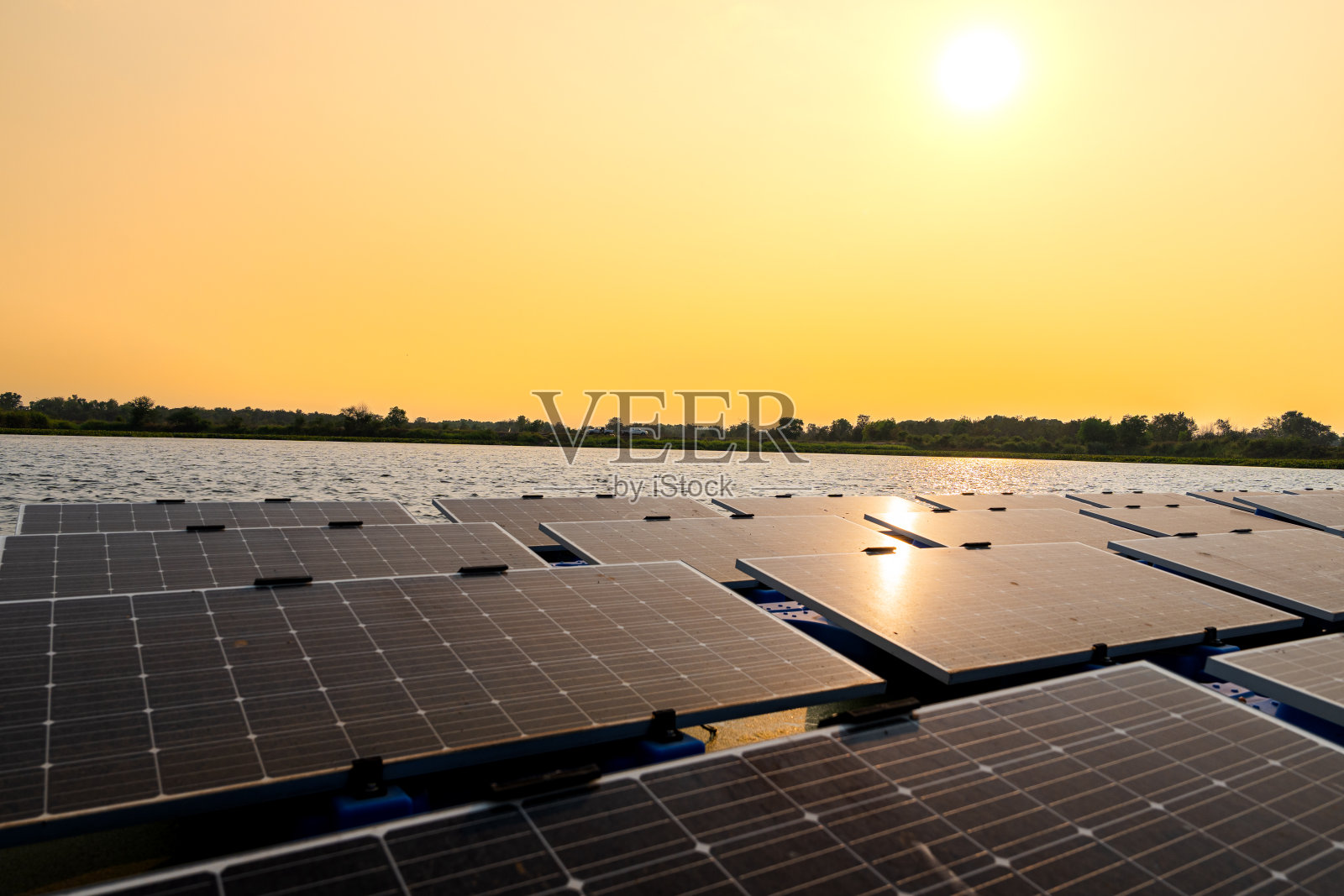 湖面上漂浮的太阳能电池板。太阳光下的太阳能电池板。未来生活的清洁能源。工业可再生能源的绿色动力。照片摄影图片