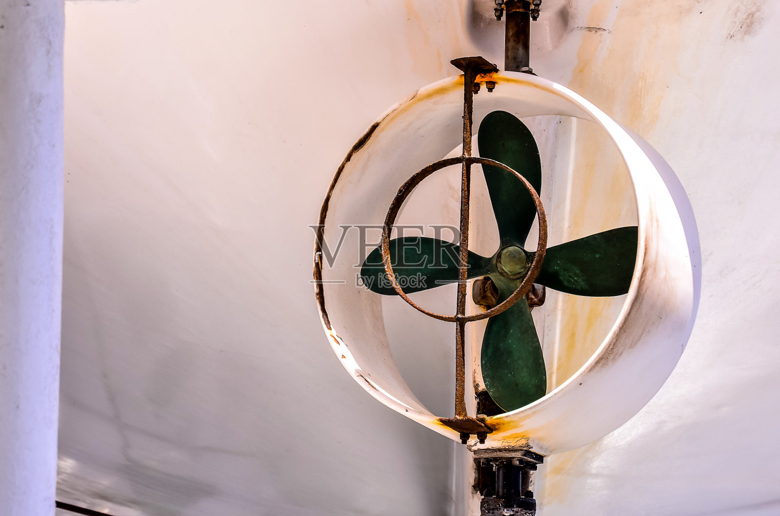 天花板上挂着一把扇子，扇子上有一片绿叶照片摄影图片