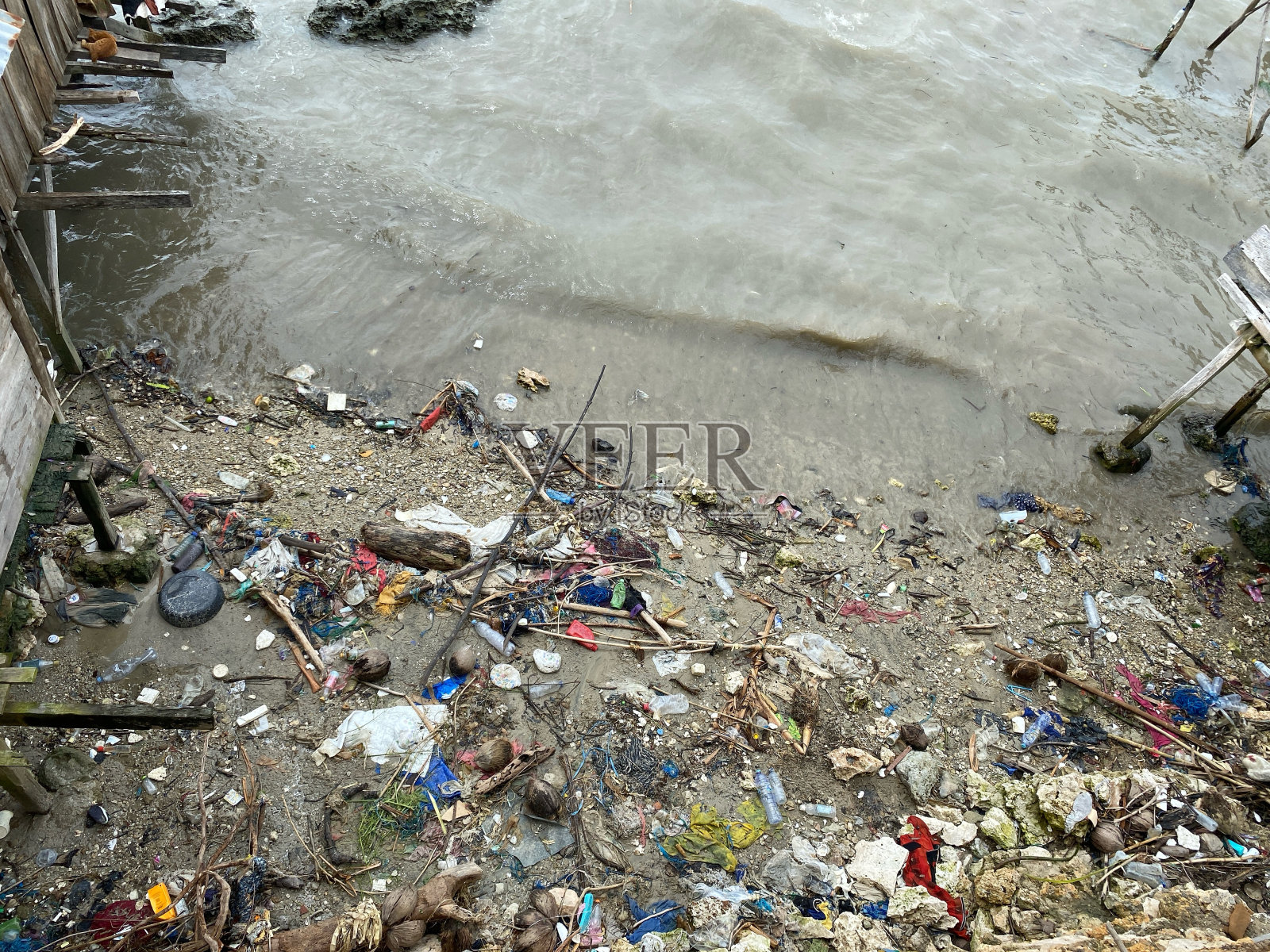 海滩上有一堆垃圾照片摄影图片