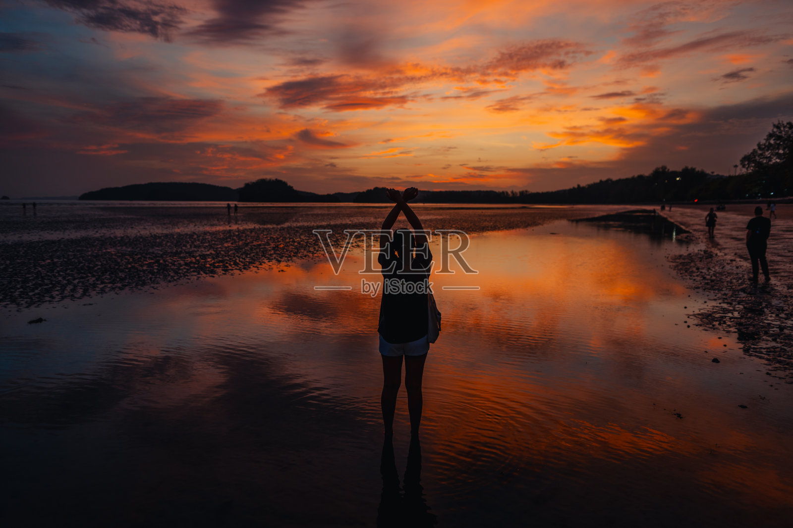 女人在平静的海滩和天空上的剪影照片摄影图片