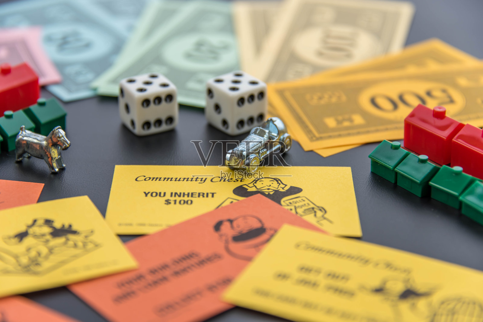 大富翁-钱，玩棋子，骰子和纸牌照片摄影图片