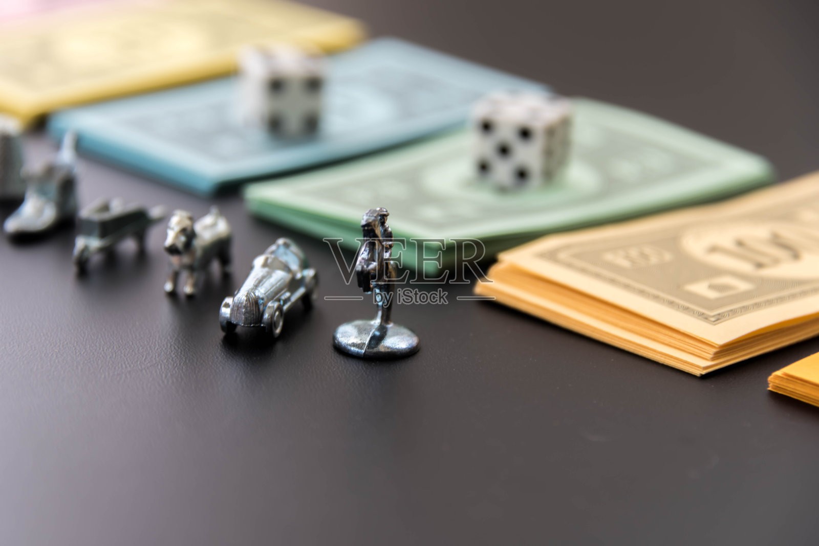 大富翁——玩棋子、骰子和钱照片摄影图片