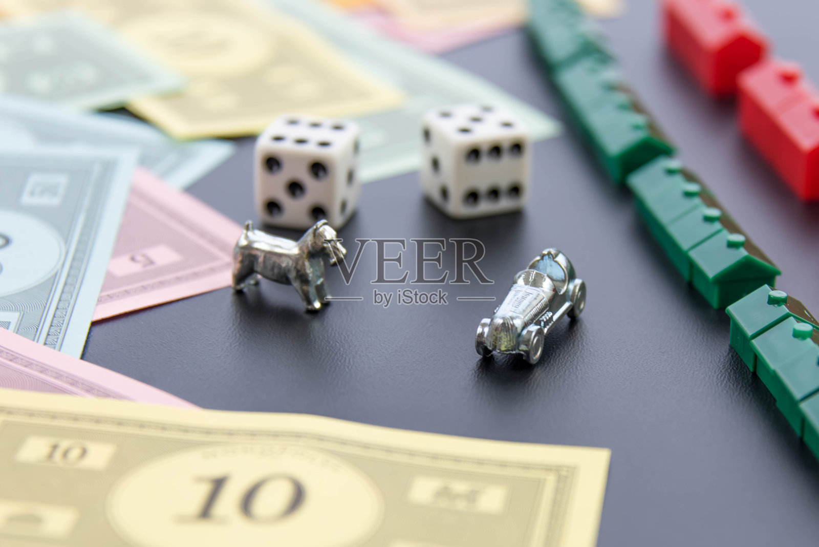 大富翁-汽车，狗，骰子，房子，旅馆和钱照片摄影图片