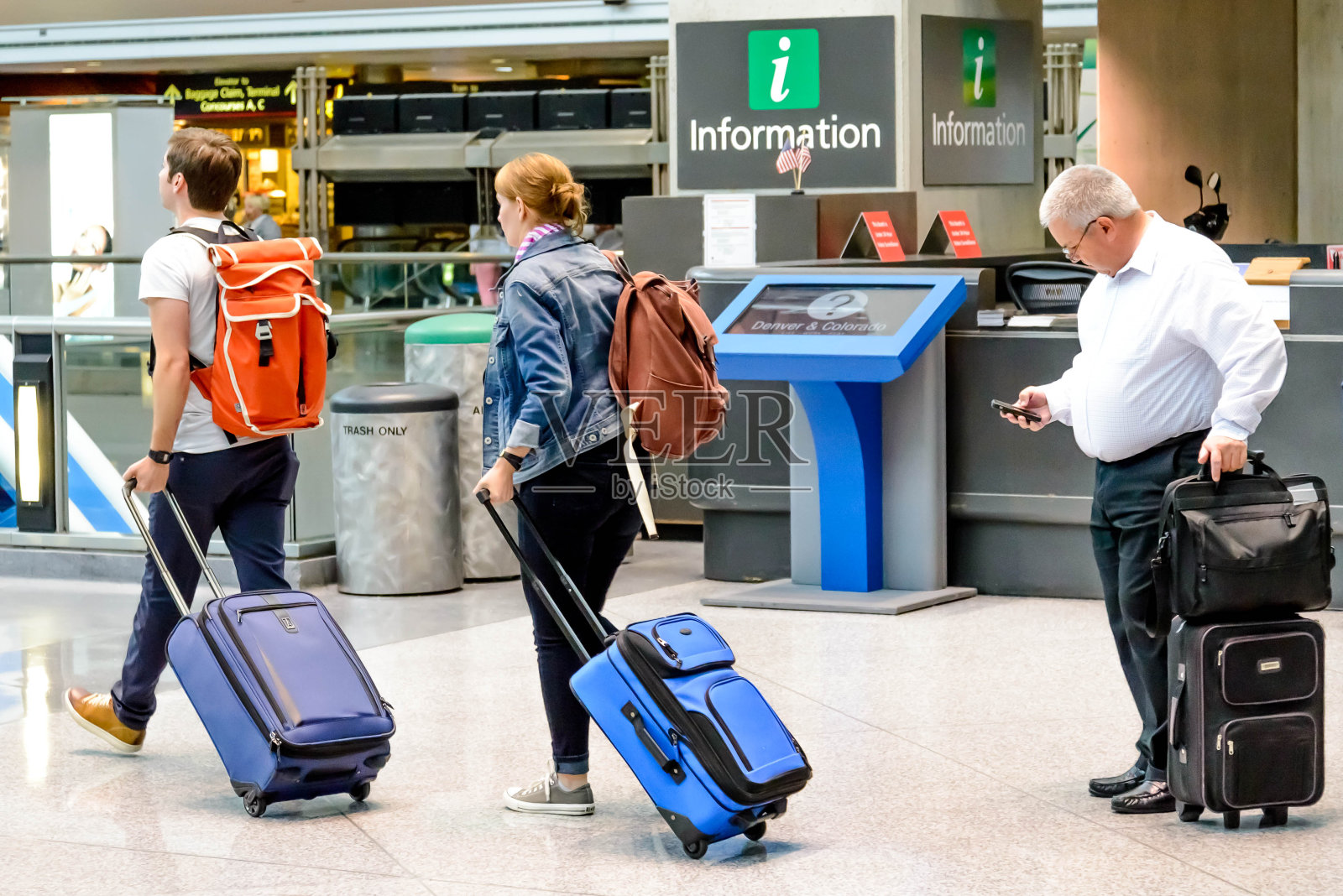 人们在机场带着行李走照片摄影图片