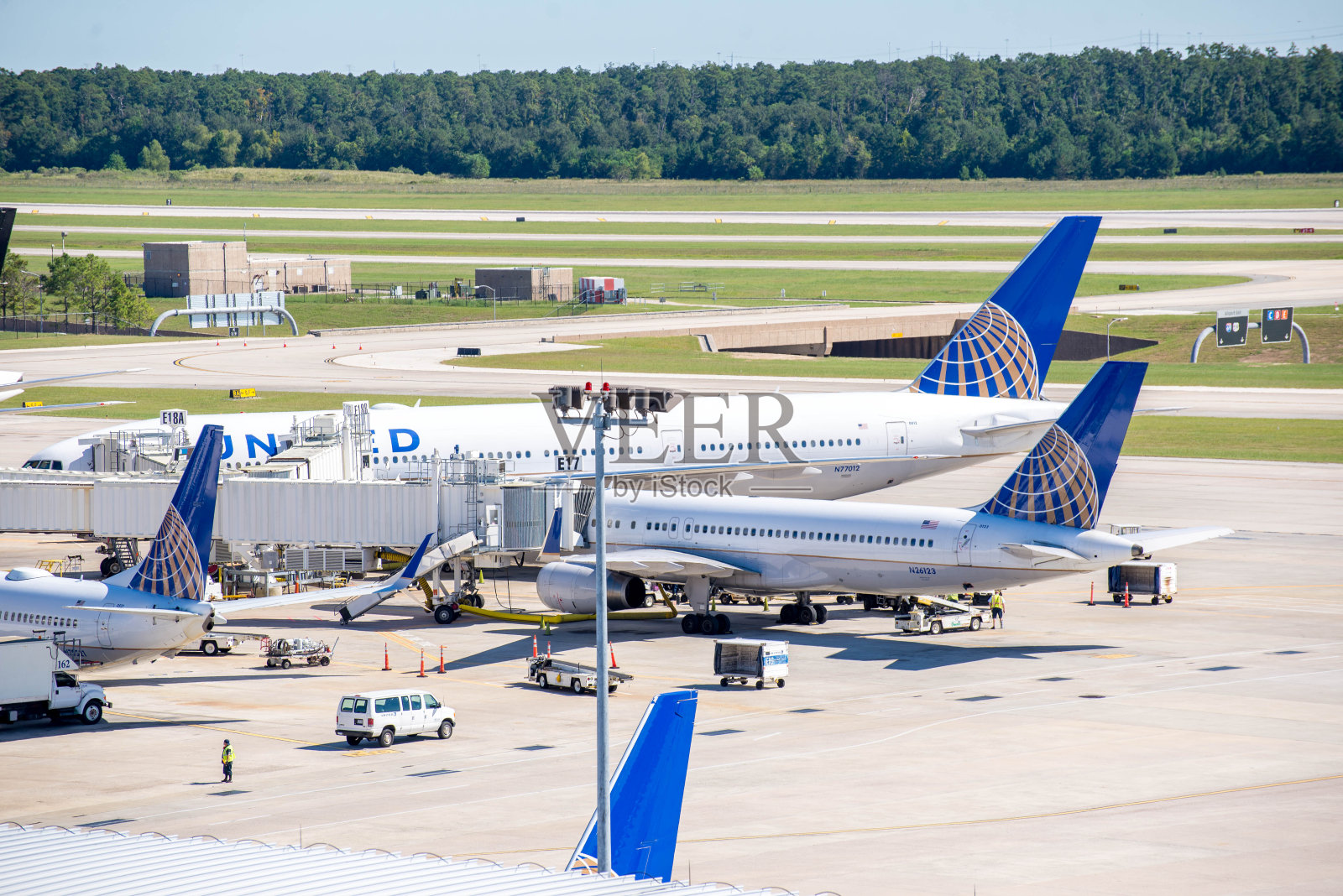 在国际机场的有效坡道上的飞机照片摄影图片