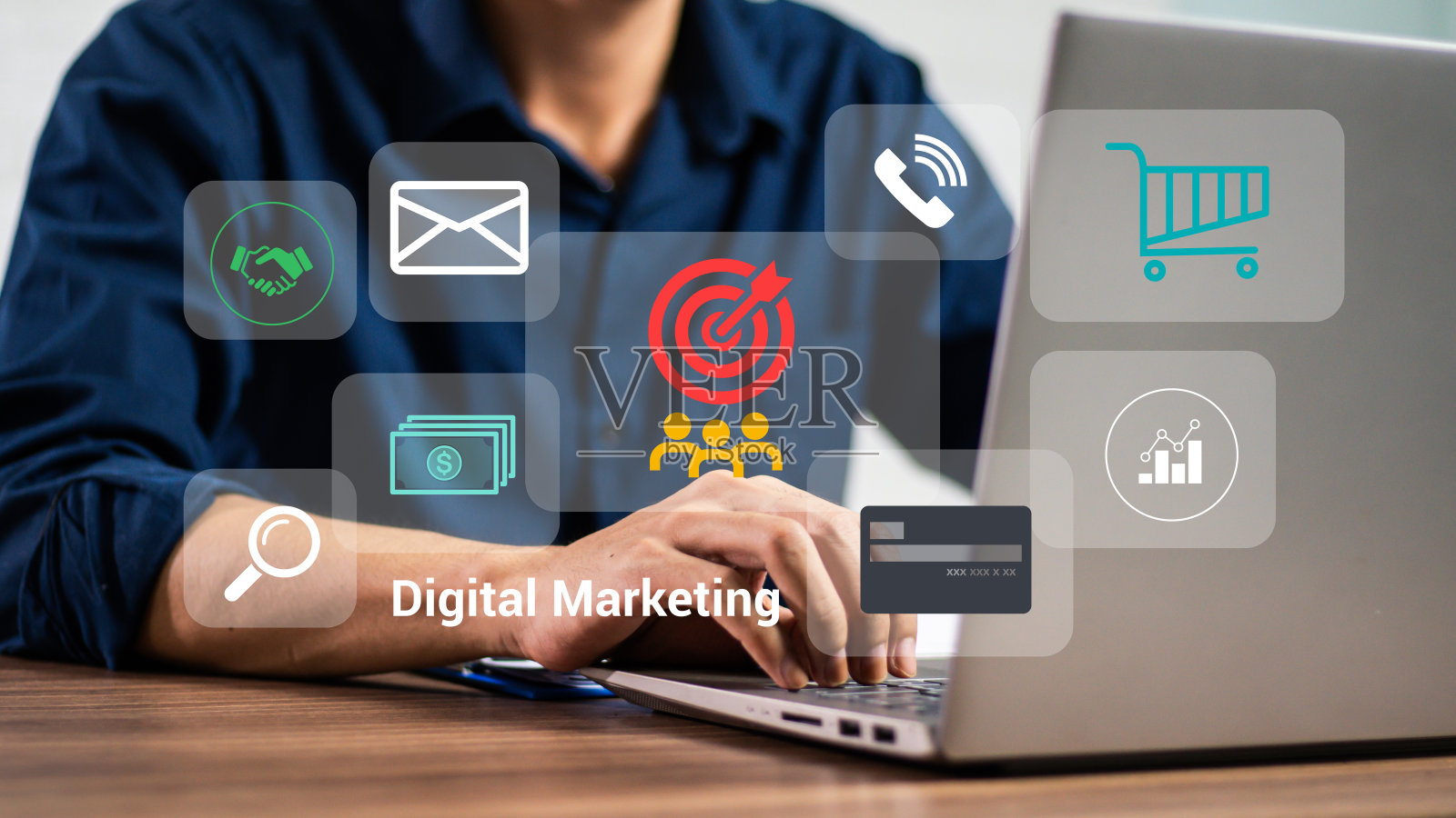 数字营销媒体(网站广告，电子邮件，社交网络，SEO，视频，移动应用程序)在虚拟地球形状图。蓝光浪潮和商人在智能手机上使用的概念照片摄影图片