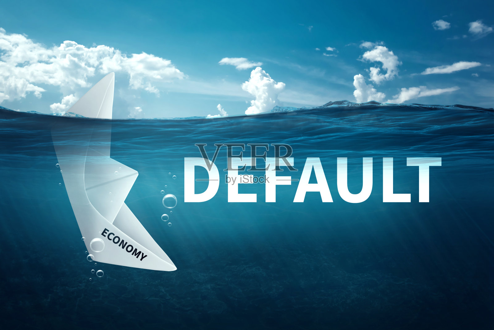 纸船沉了，沉到海底。违约经济的概念，经济危机，破产，贫穷，通货膨胀。照片摄影图片