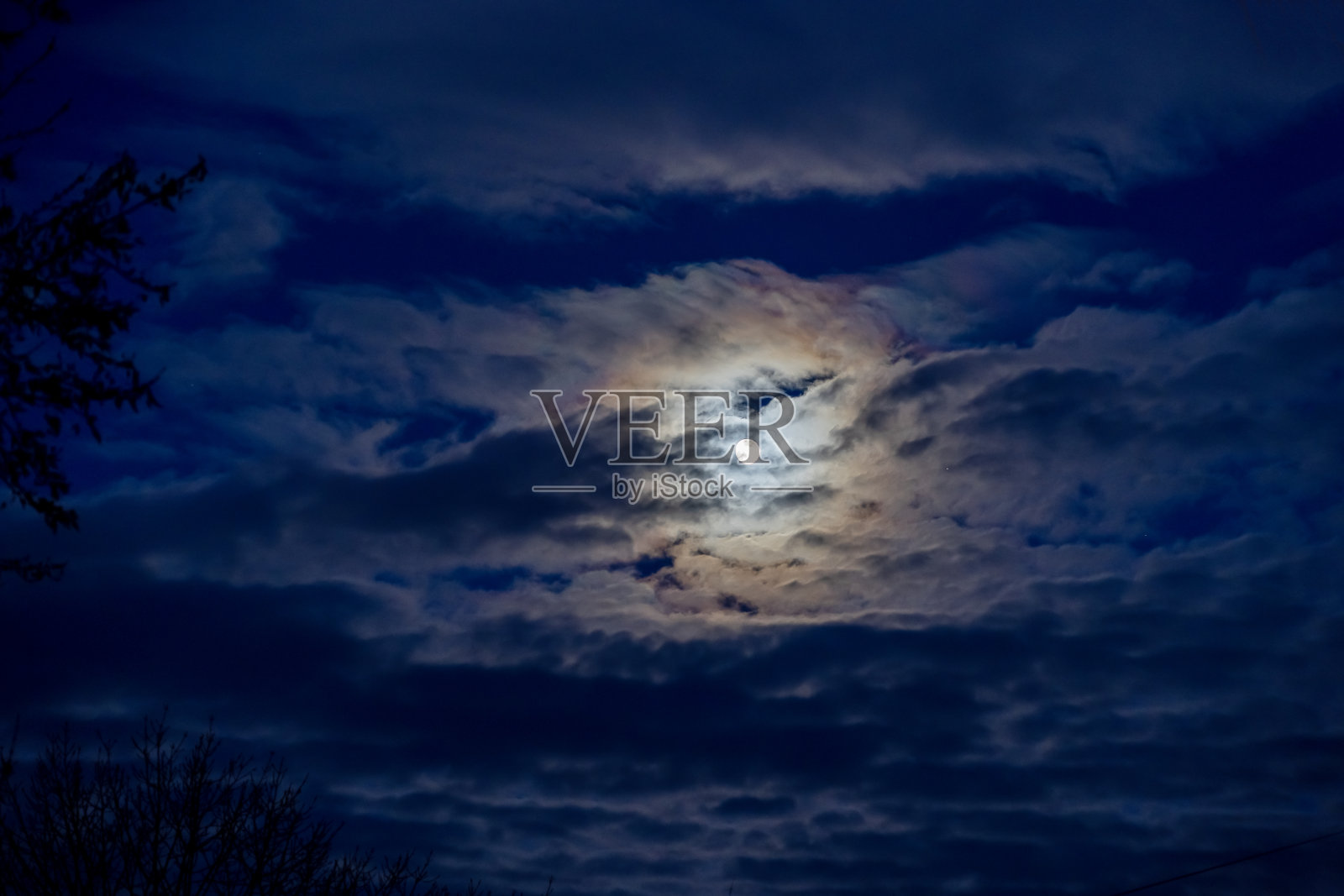 云中的月亮，模糊的柔焦。照片摄影图片