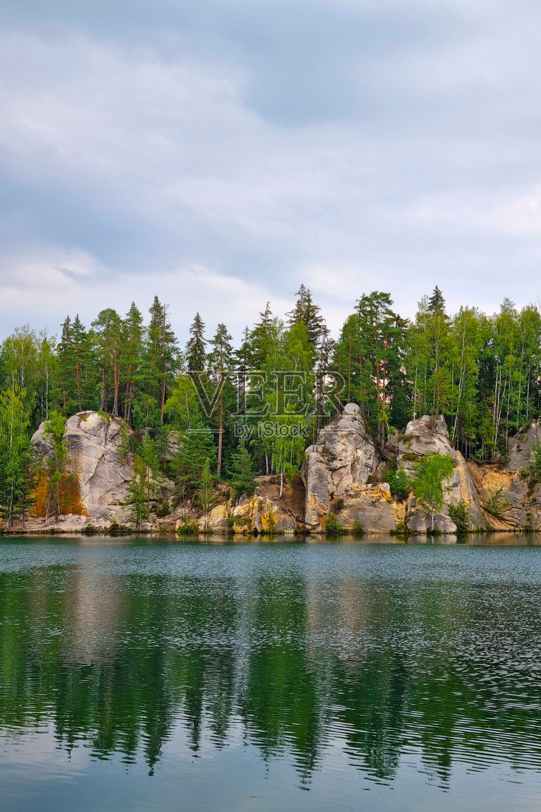 以森林为背景的美丽如画的山间湖泊。照片摄影图片