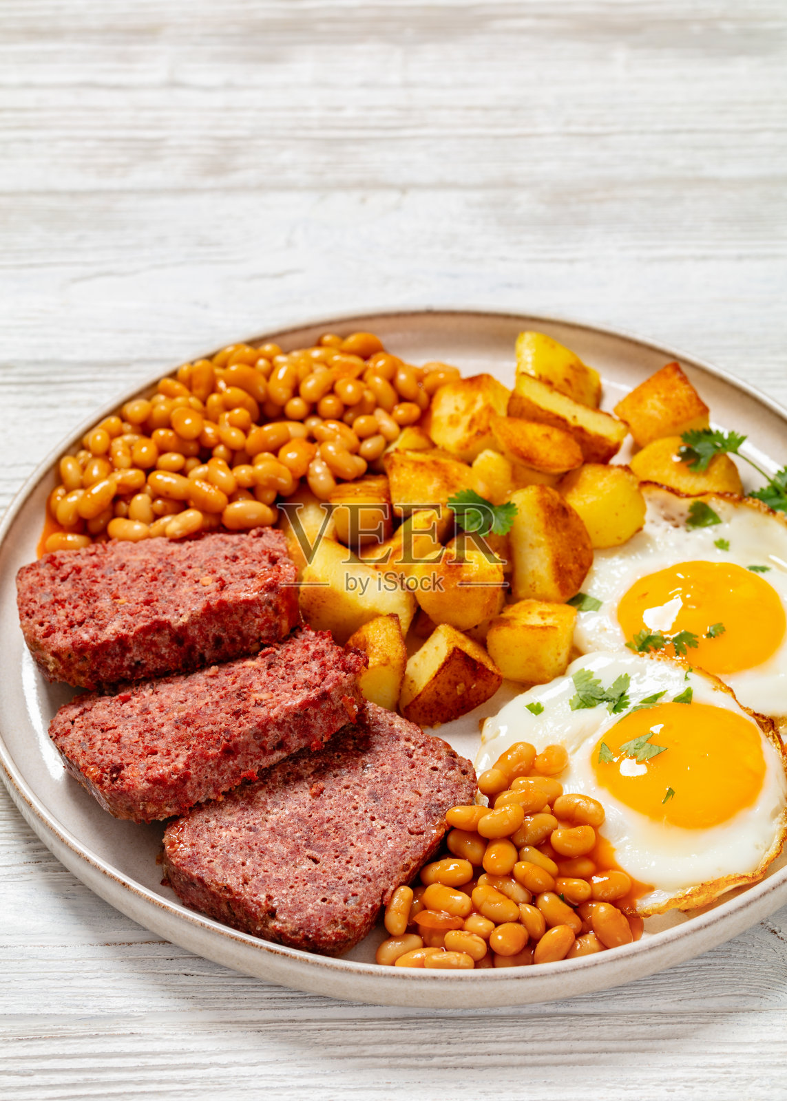 咸牛肉，烤豆，土豆和煎蛋照片摄影图片