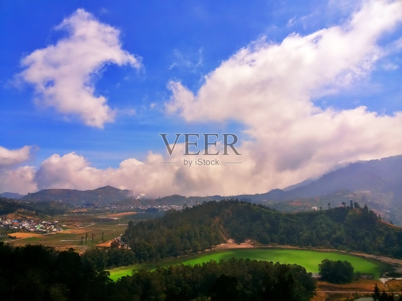 从山顶看湖的自然景色照片摄影图片