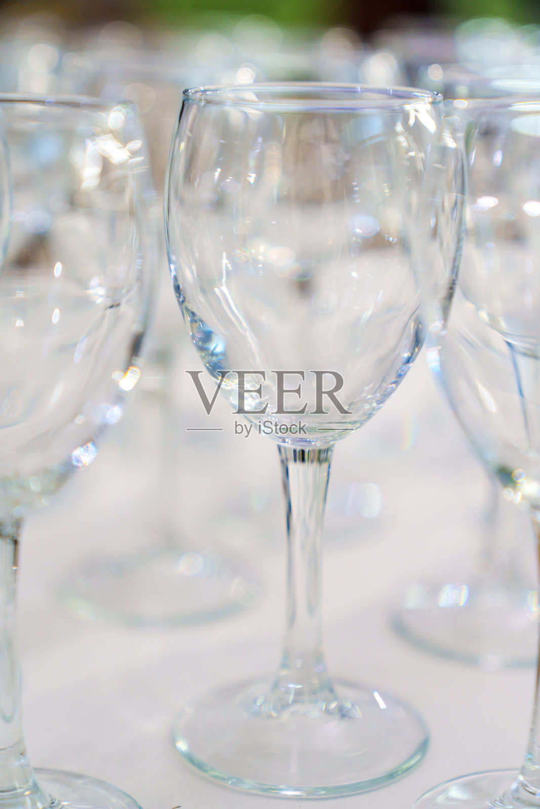 桌子上有很多干净的空杯子。照片摄影图片