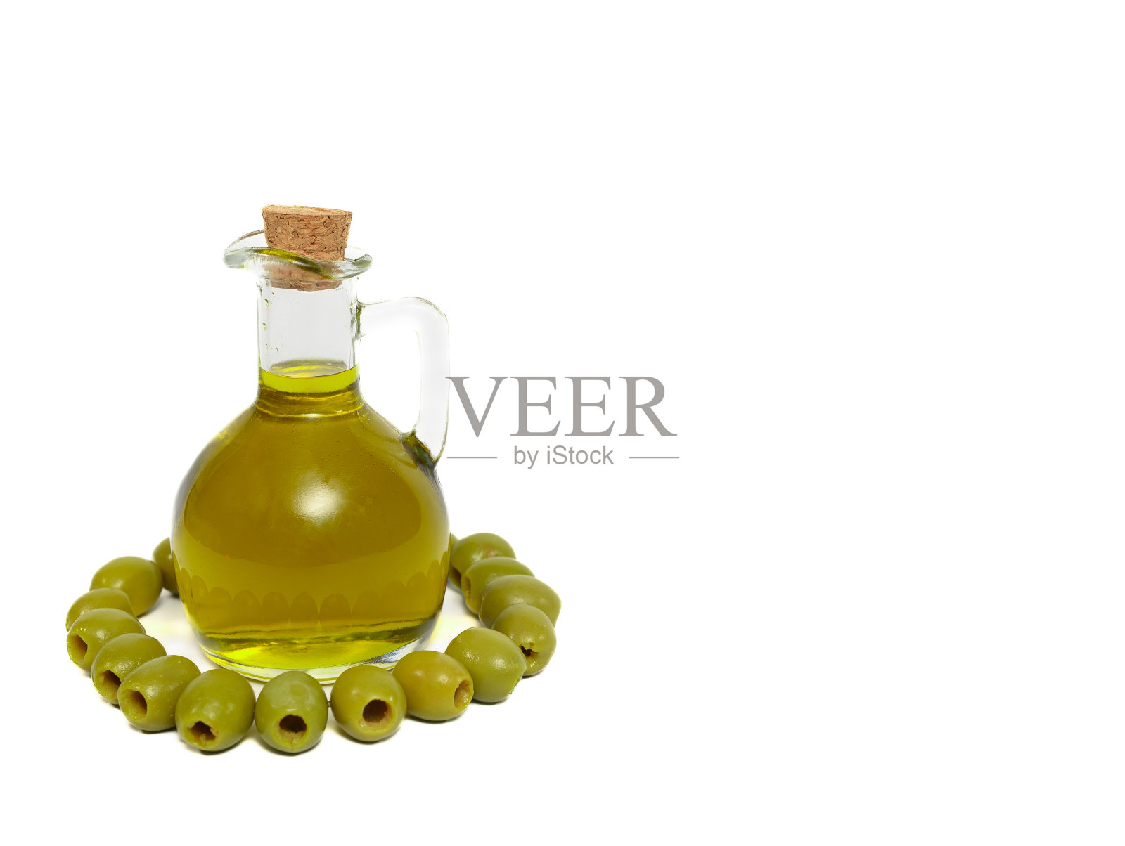新鲜压榨的绿色橄榄油被隔离在玻璃的白色背景上照片摄影图片