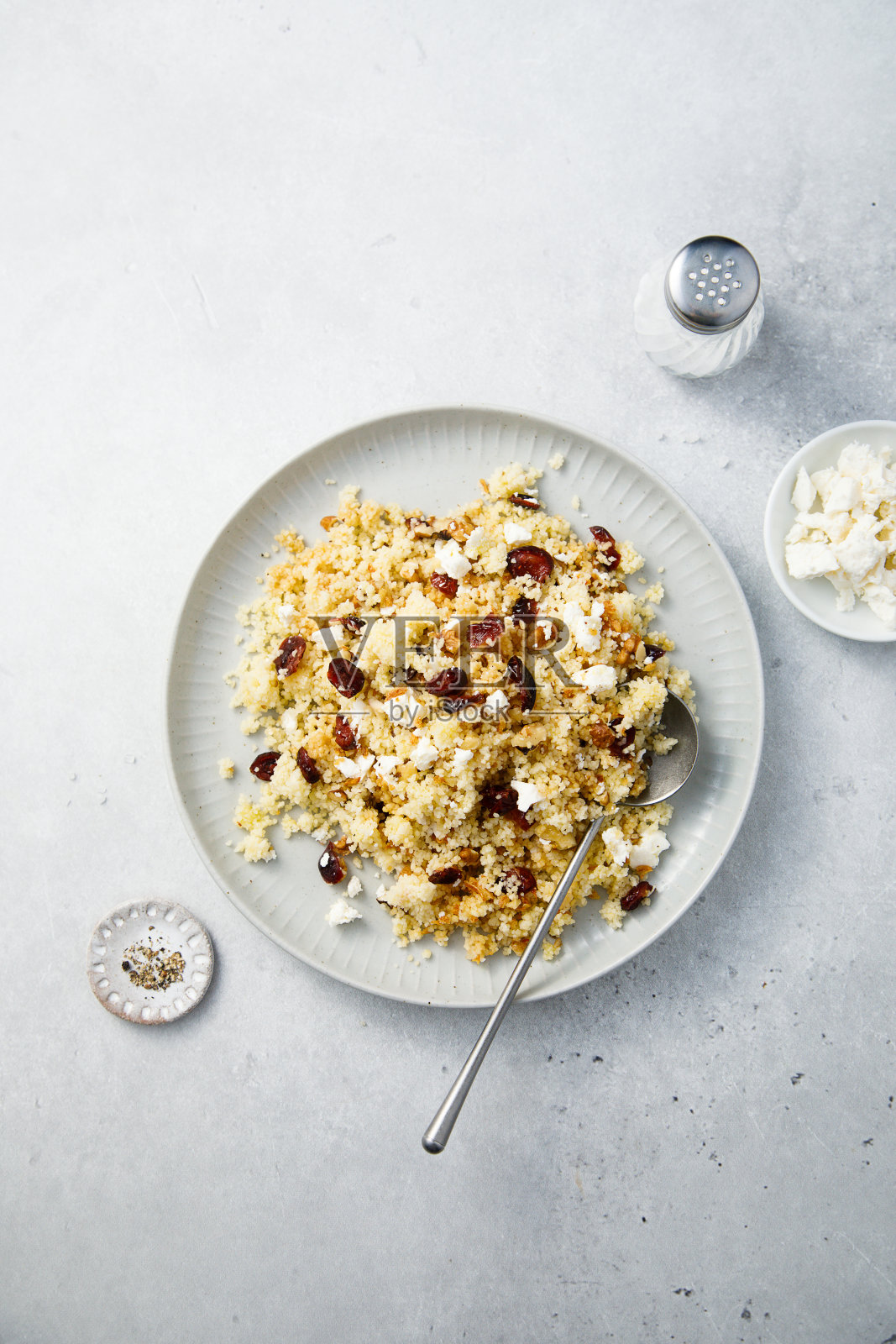 蔓越莓和奶酪蒸粗麦粉照片摄影图片