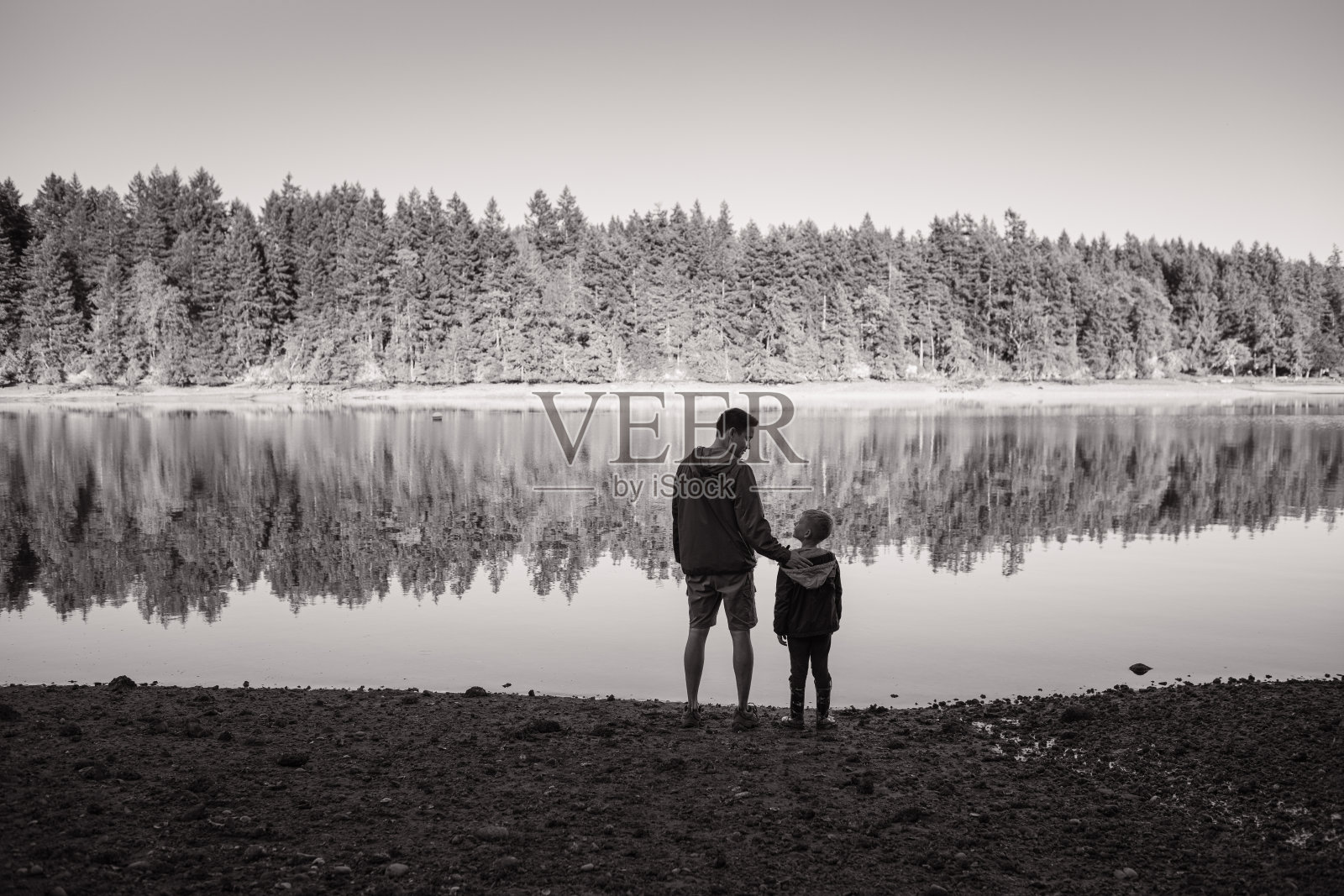 父子俩在华盛顿州的湖边。照片摄影图片