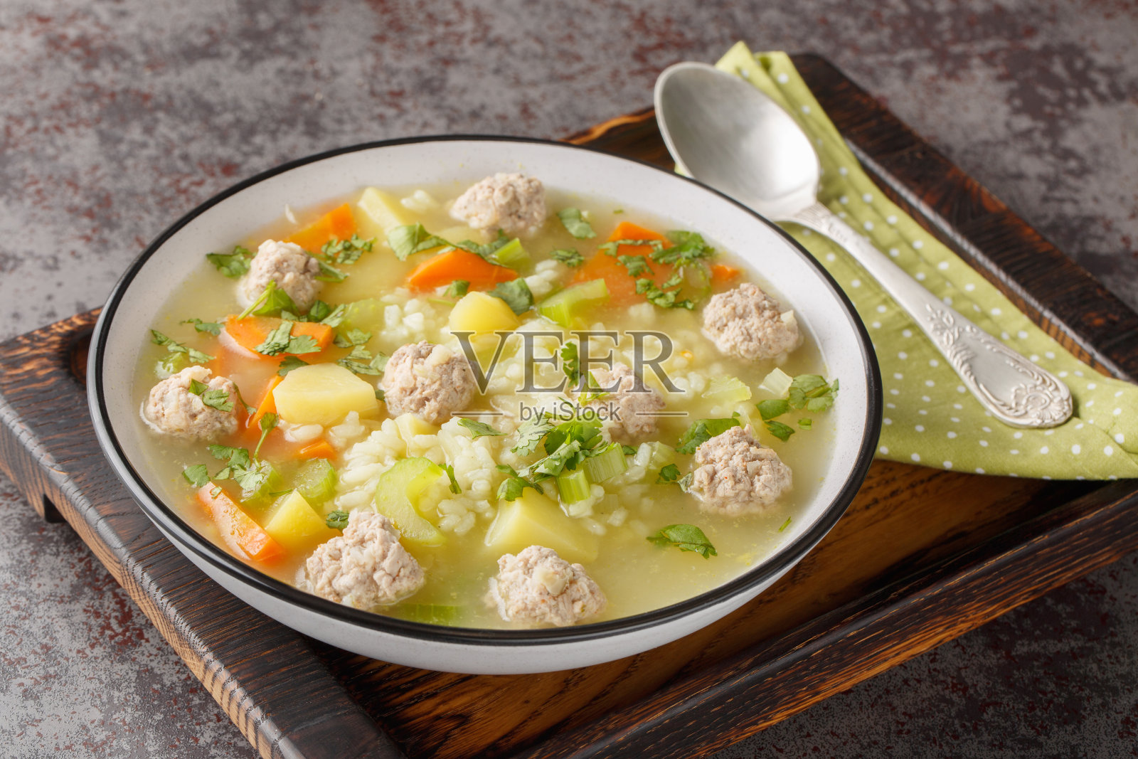 饮食米饭肉丸汤用芹菜，胡萝卜，洋葱，土豆和香草在碗里特写。水平照片摄影图片