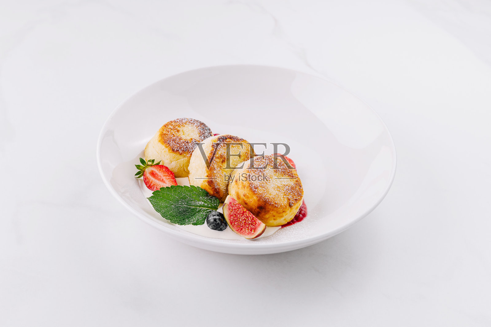 新鲜的自制白盘子草莓奶酪煎饼照片摄影图片